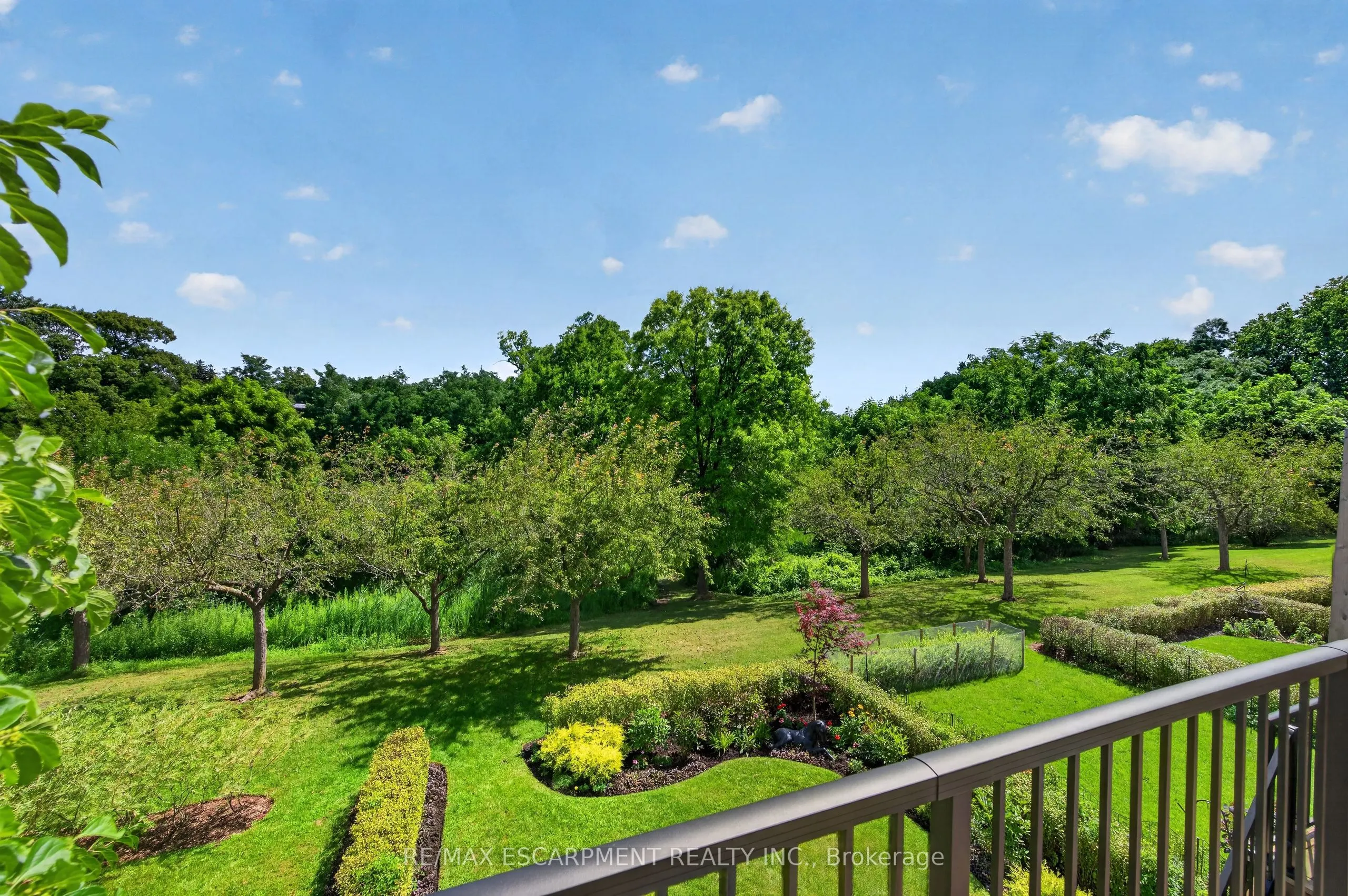 112 Fairwood Place W