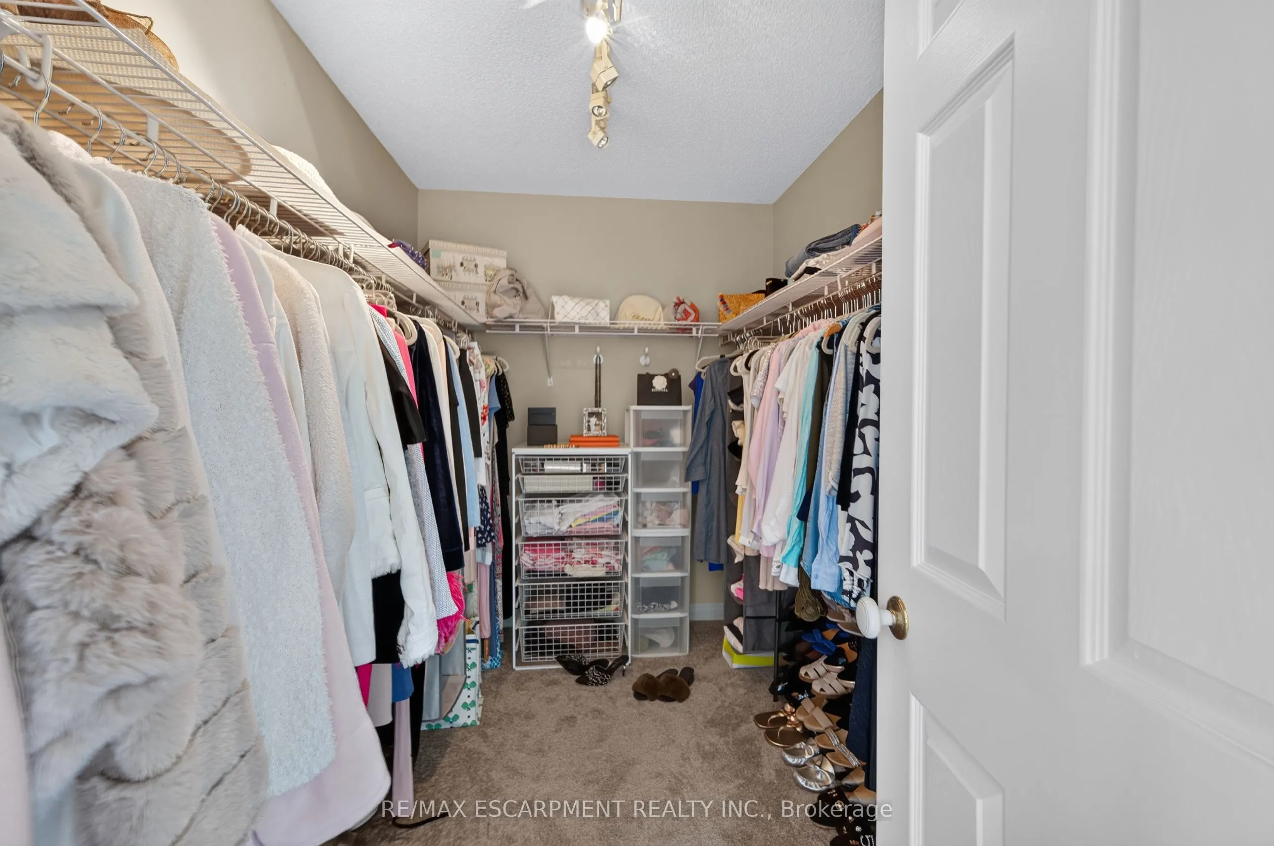 112 Fairwood Place W