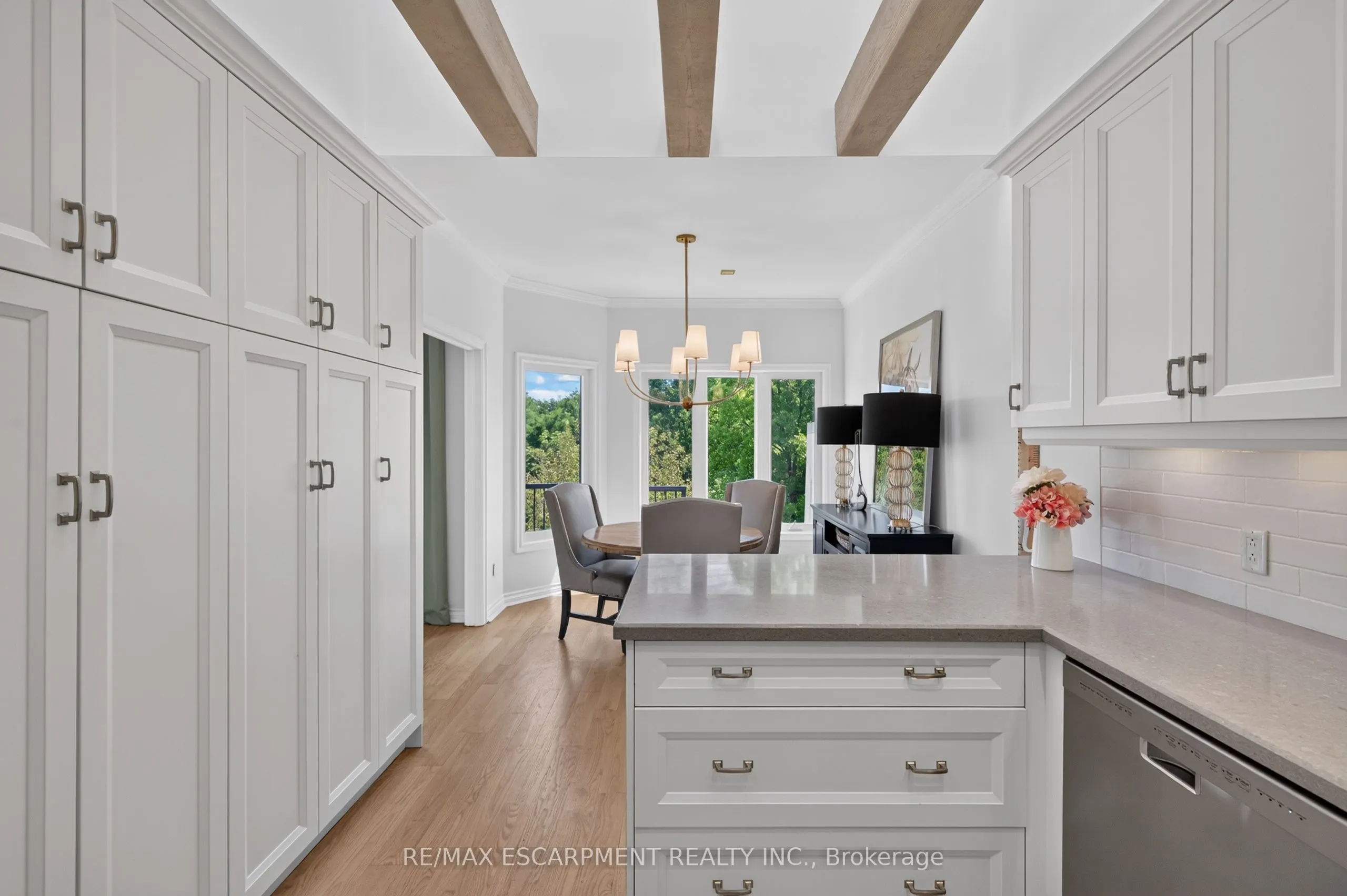 112 Fairwood Place W
