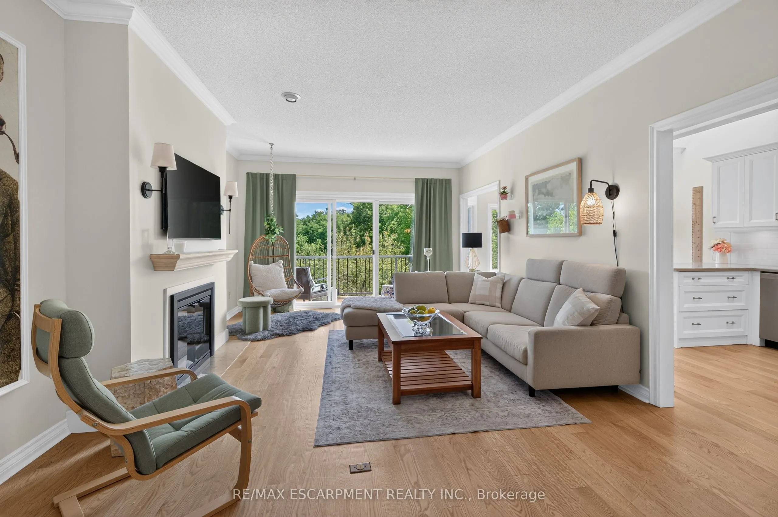 112 Fairwood Place W