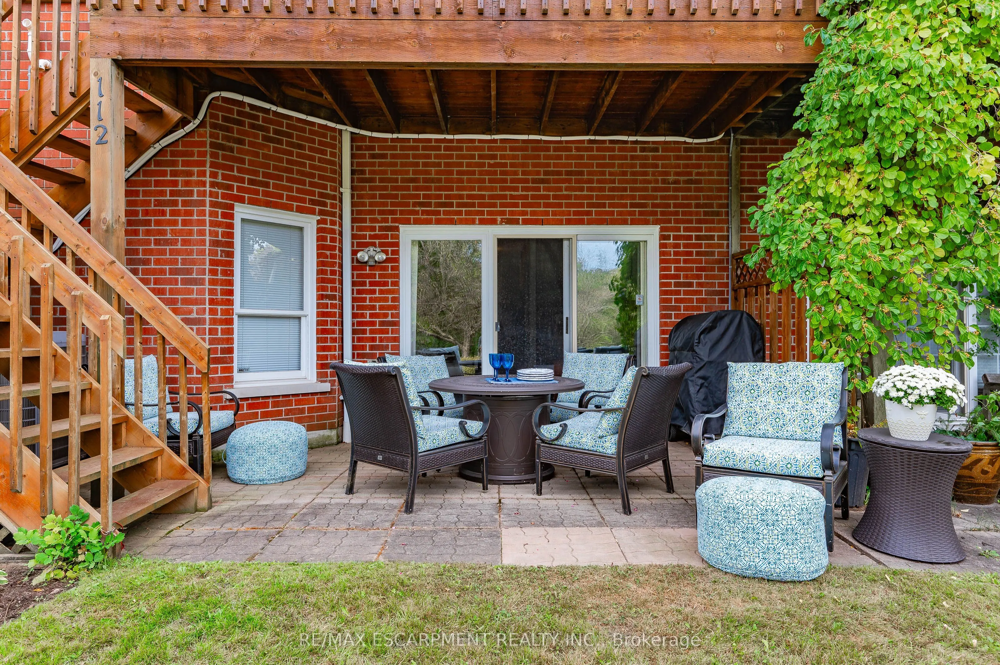 112 Fairwood Place W