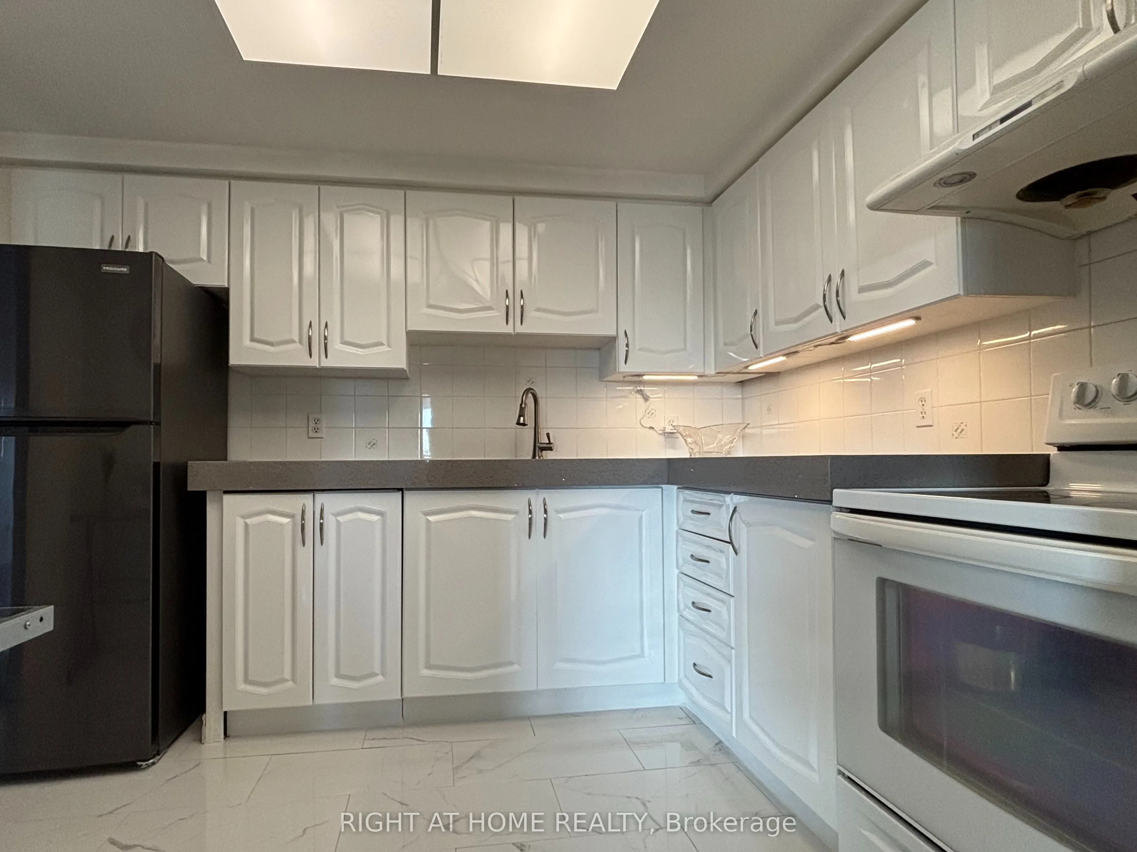 135 Hillcrest Avenue S #808