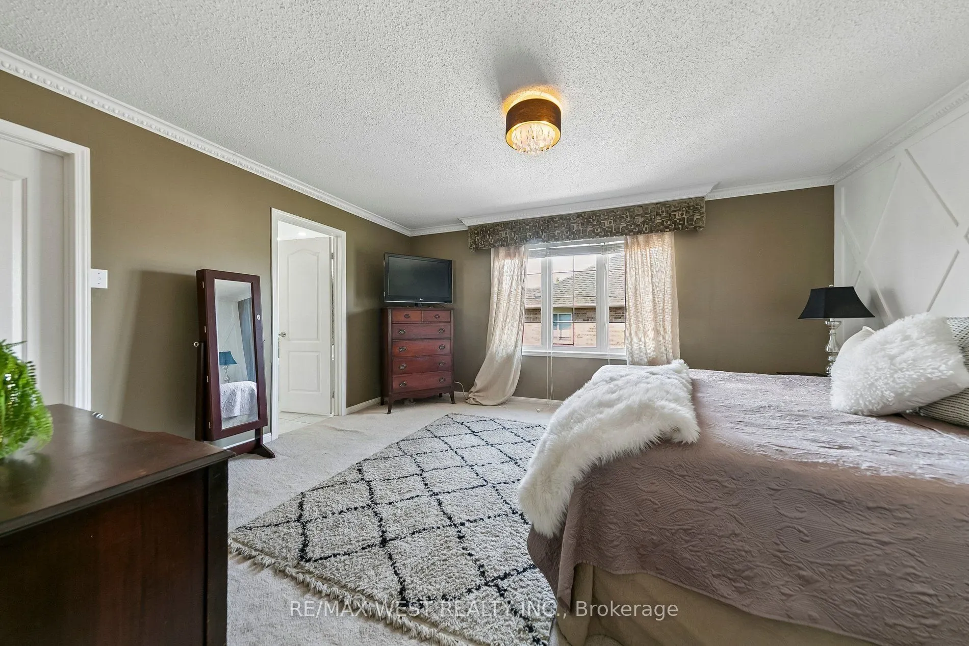 737 Turrell Crescent