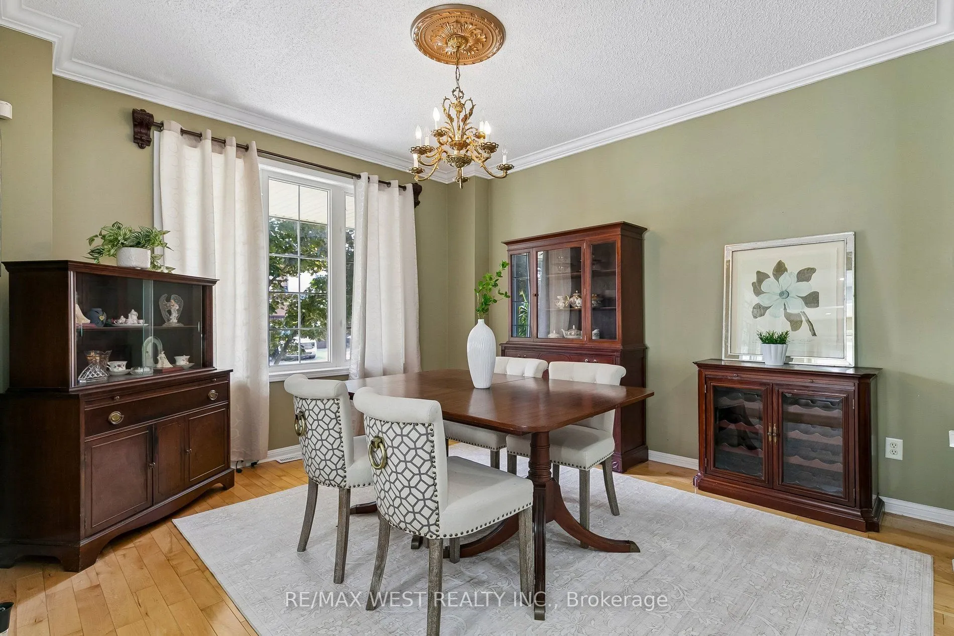 737 Turrell Crescent