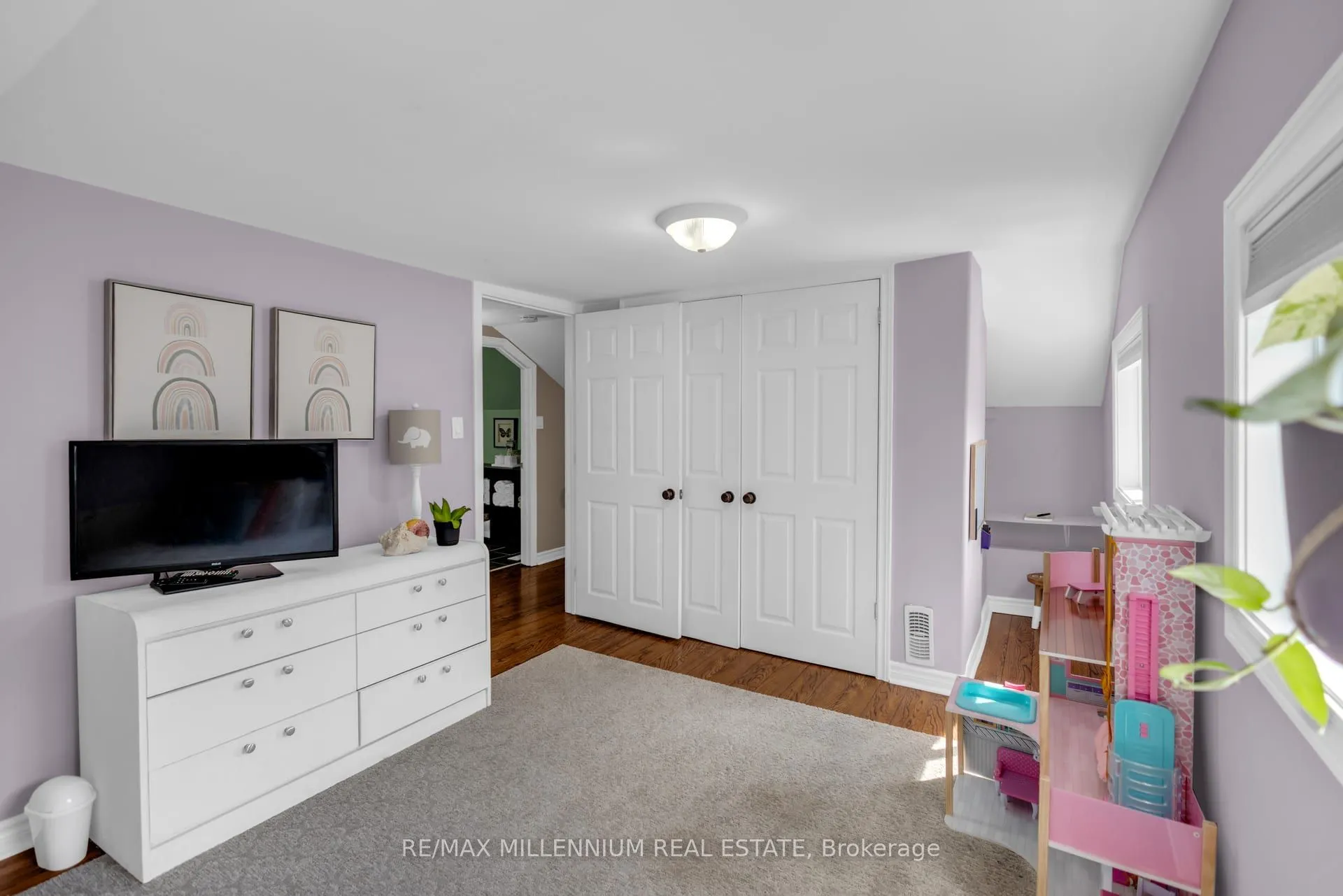 1537 Queen Street E