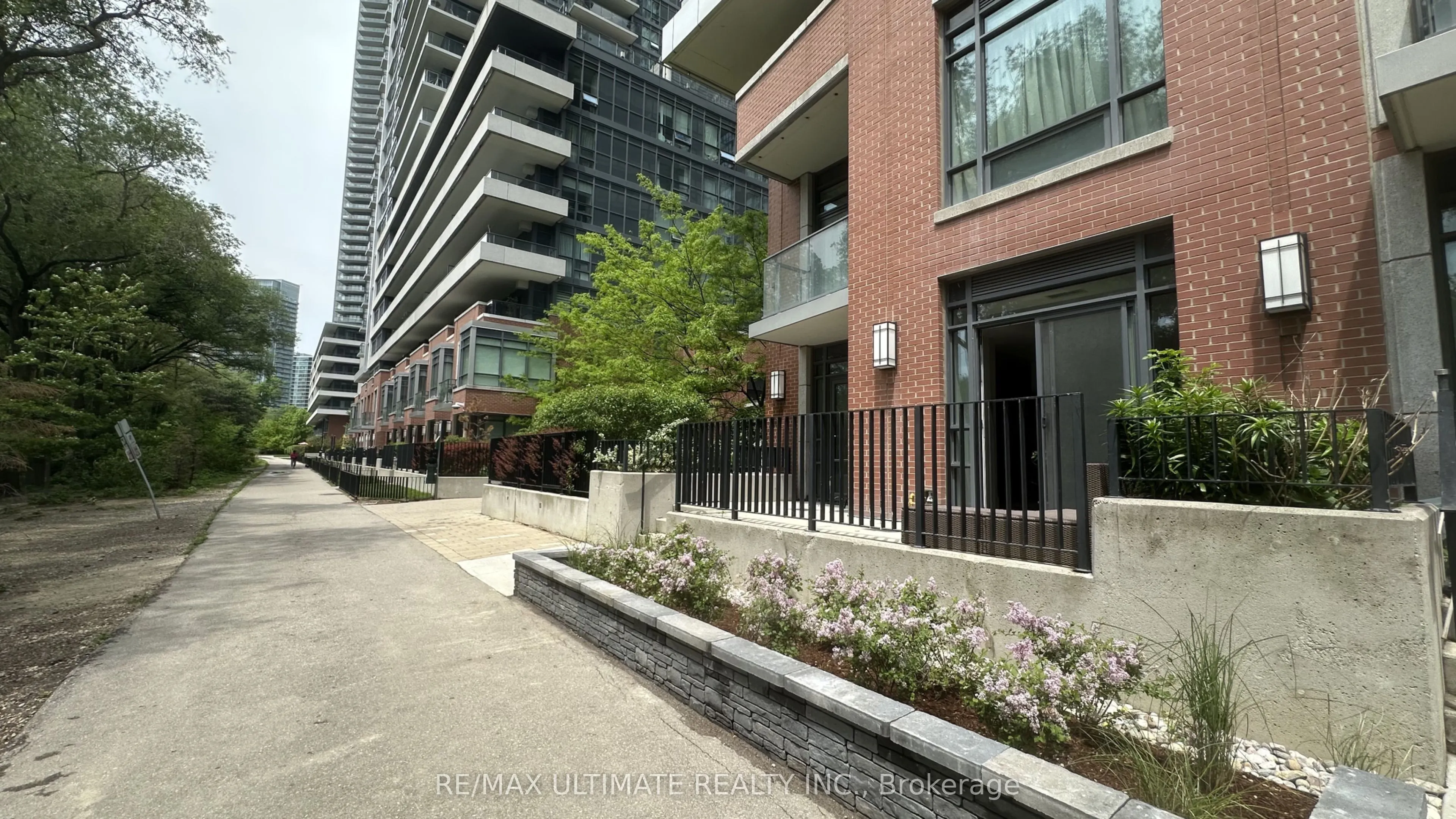 2212 Lake Shore Boulevard W #TH1