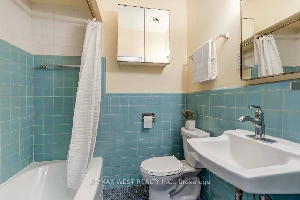 2000 Bloor Street W #203
