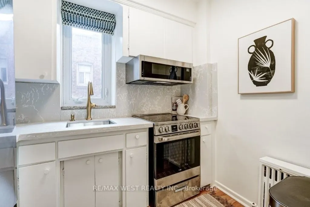 2000 Bloor Street W #203