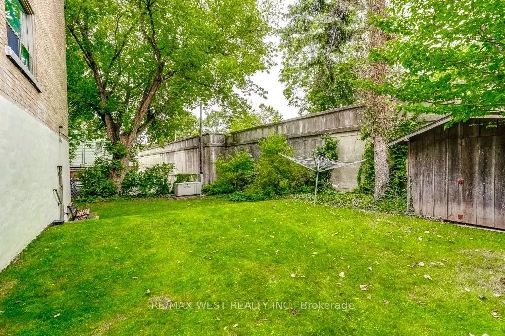 2000 Bloor Street W #203