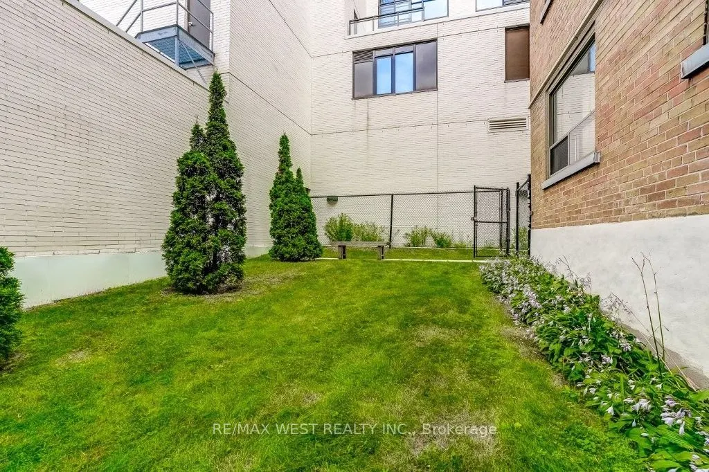2000 Bloor Street W #203