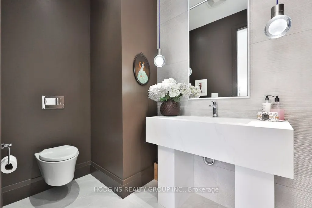 238 Mineola Road W