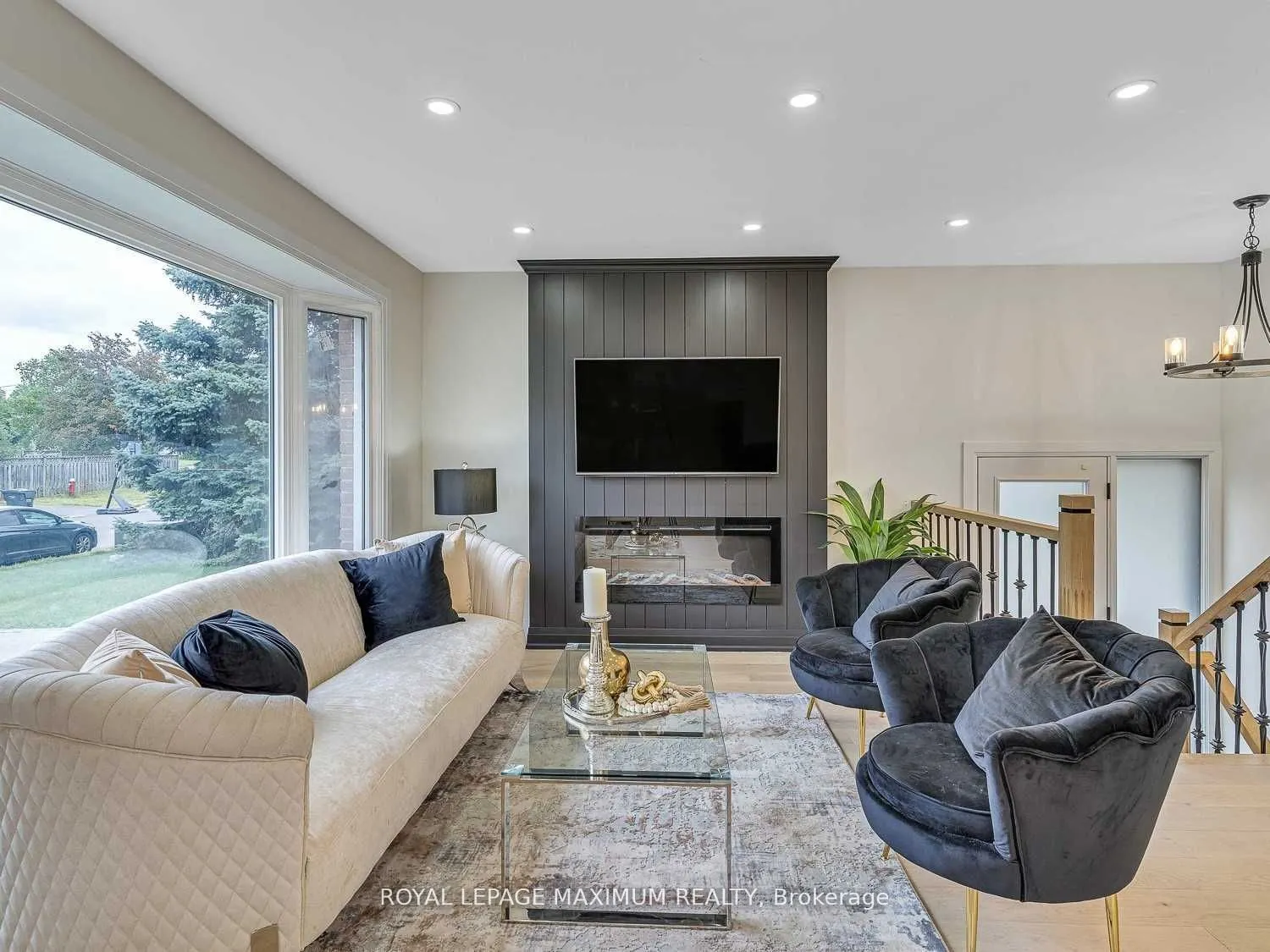 8 Lawrence Crescent #Upper Level