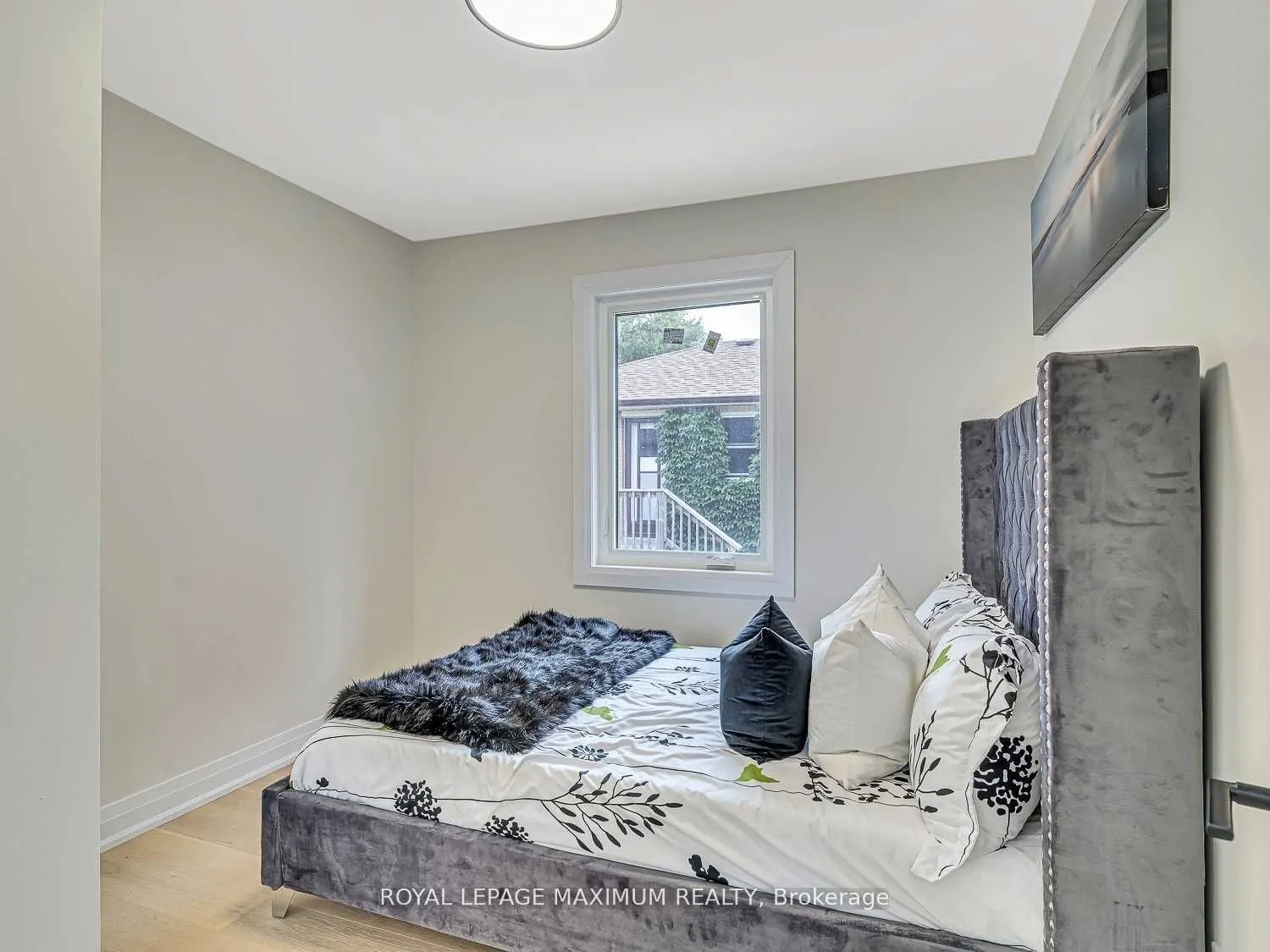 8 Lawrence Crescent #Upper Level