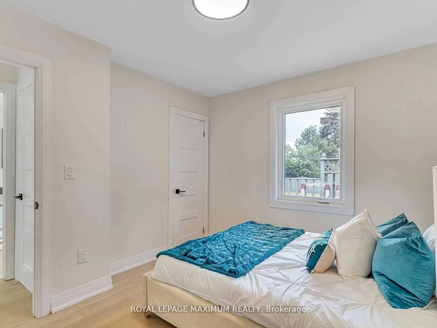 8 Lawrence Crescent #Upper Level