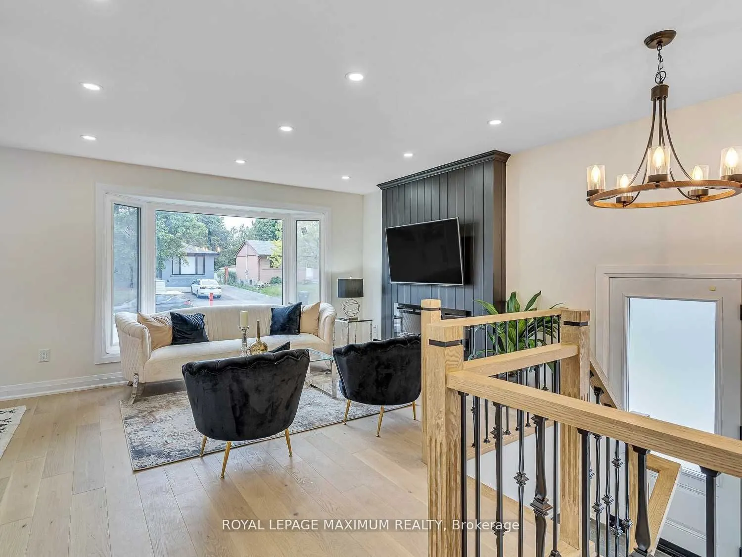 8 Lawrence Crescent #Upper Level