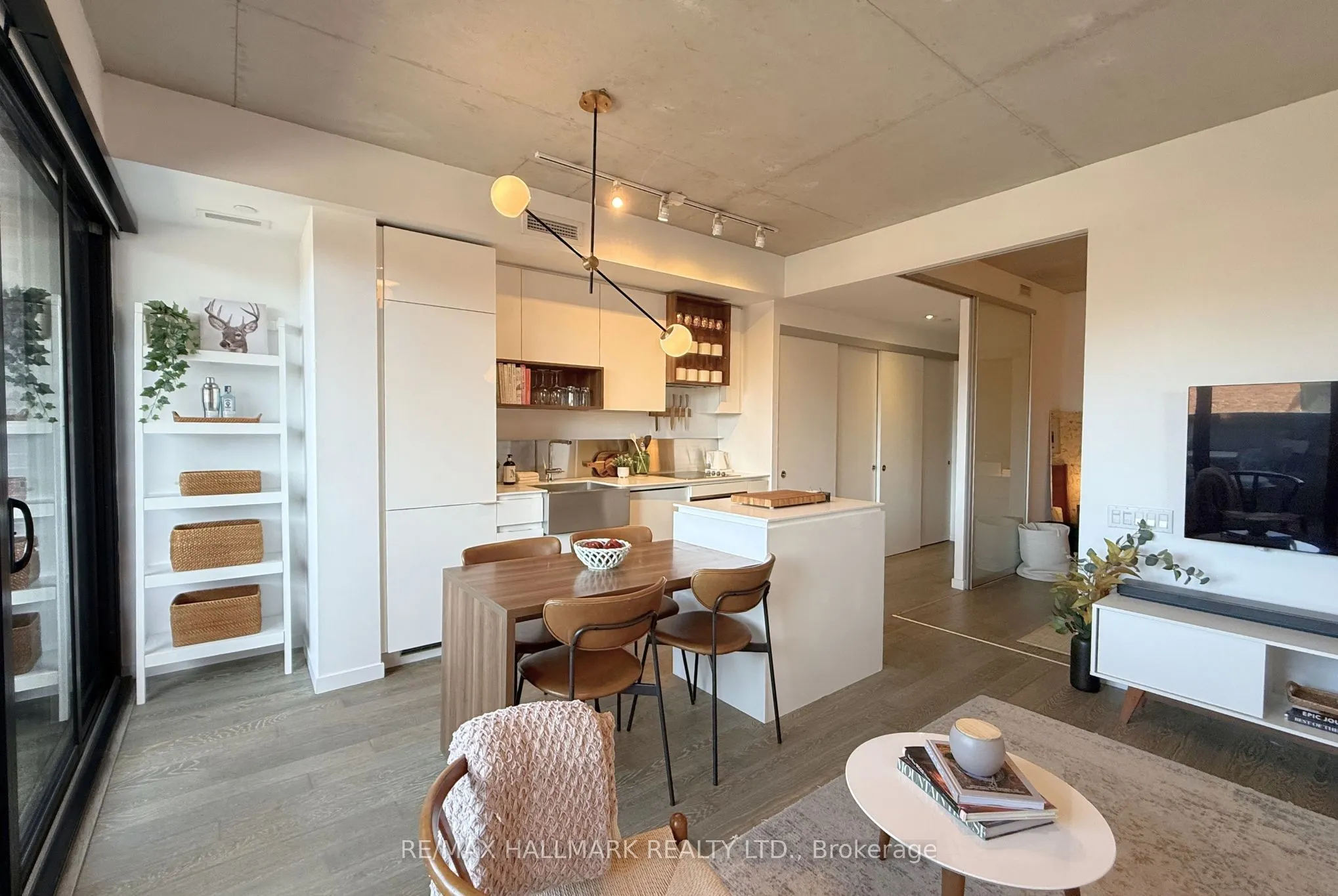 383 Sorauren Avenue #313