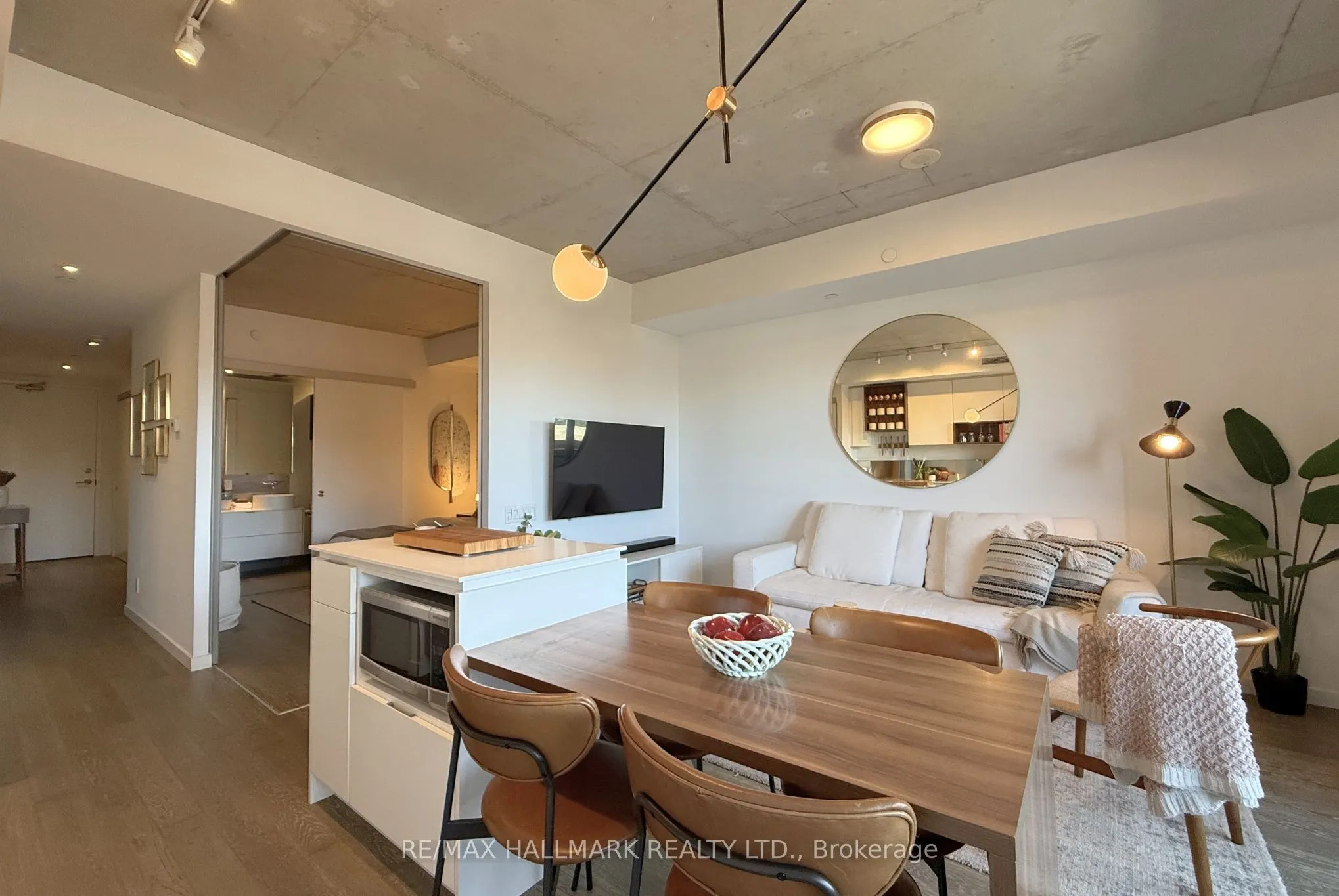 383 Sorauren Avenue #313