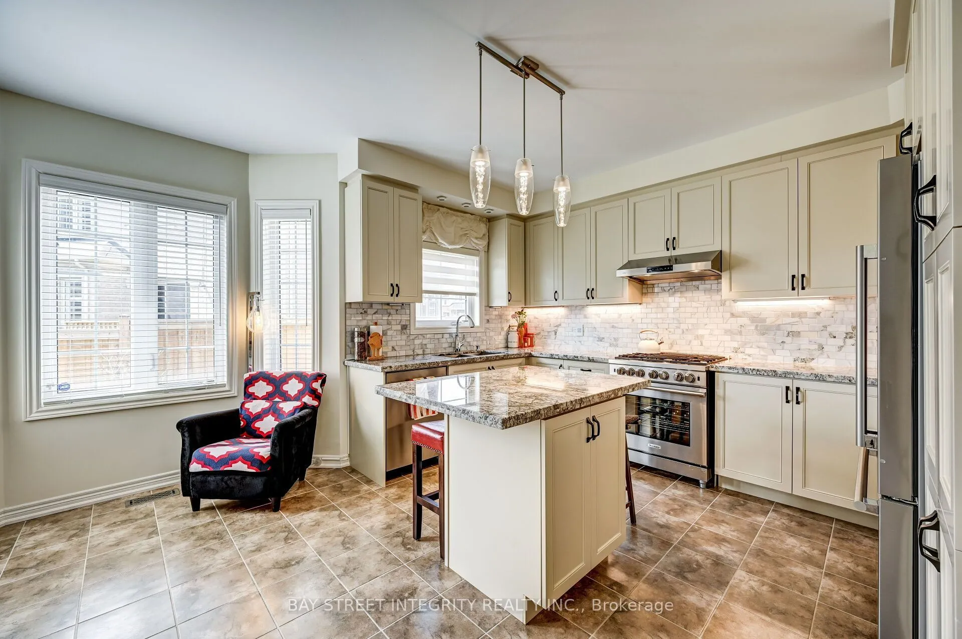 537 Stream Crescent