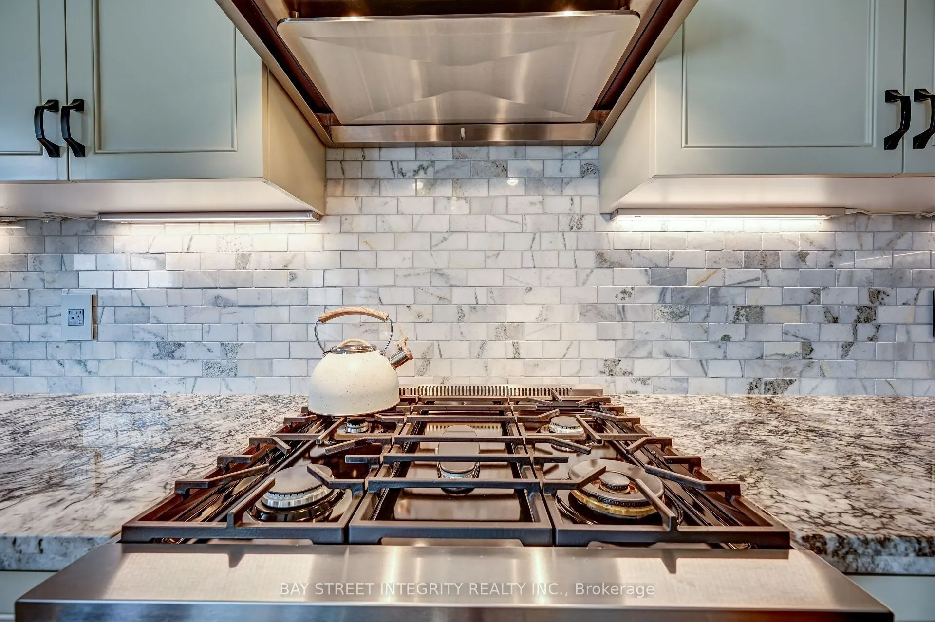 537 Stream Crescent