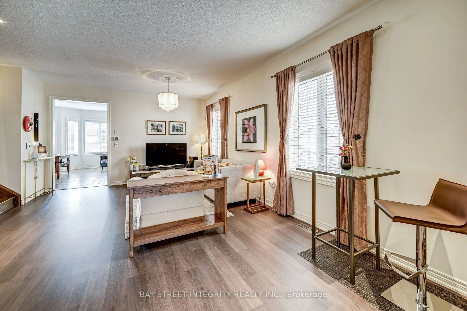 537 Stream Crescent