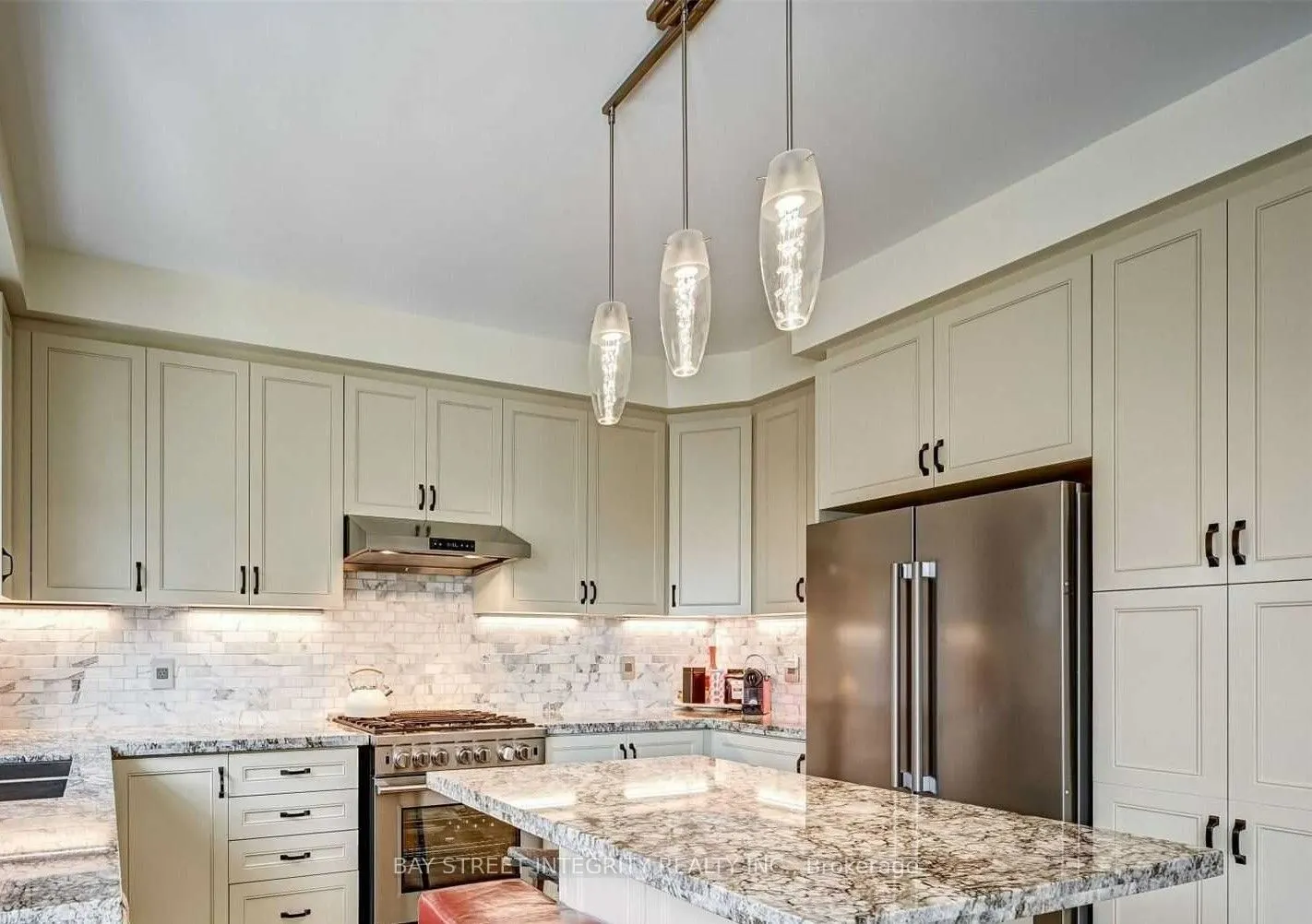 537 Stream Crescent