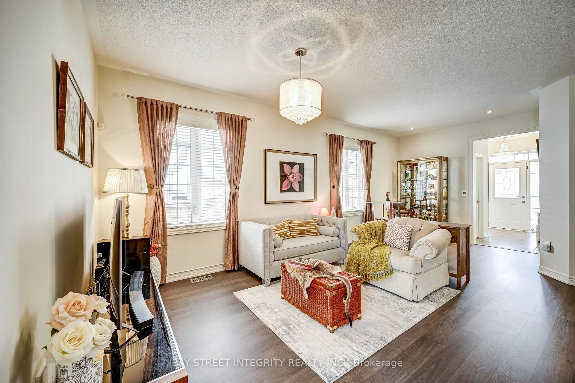 537 Stream Crescent