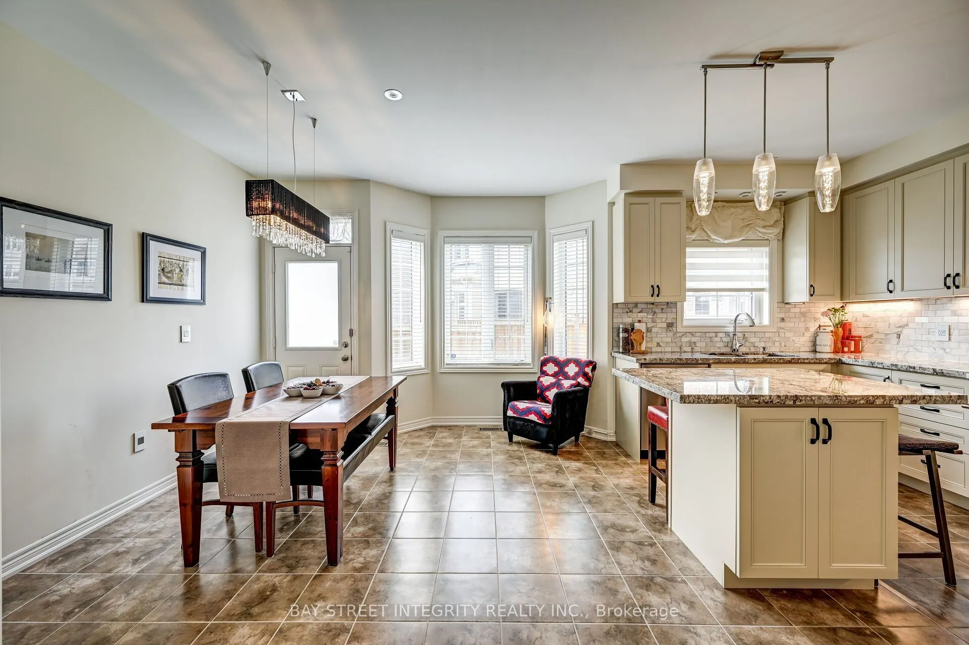 537 Stream Crescent