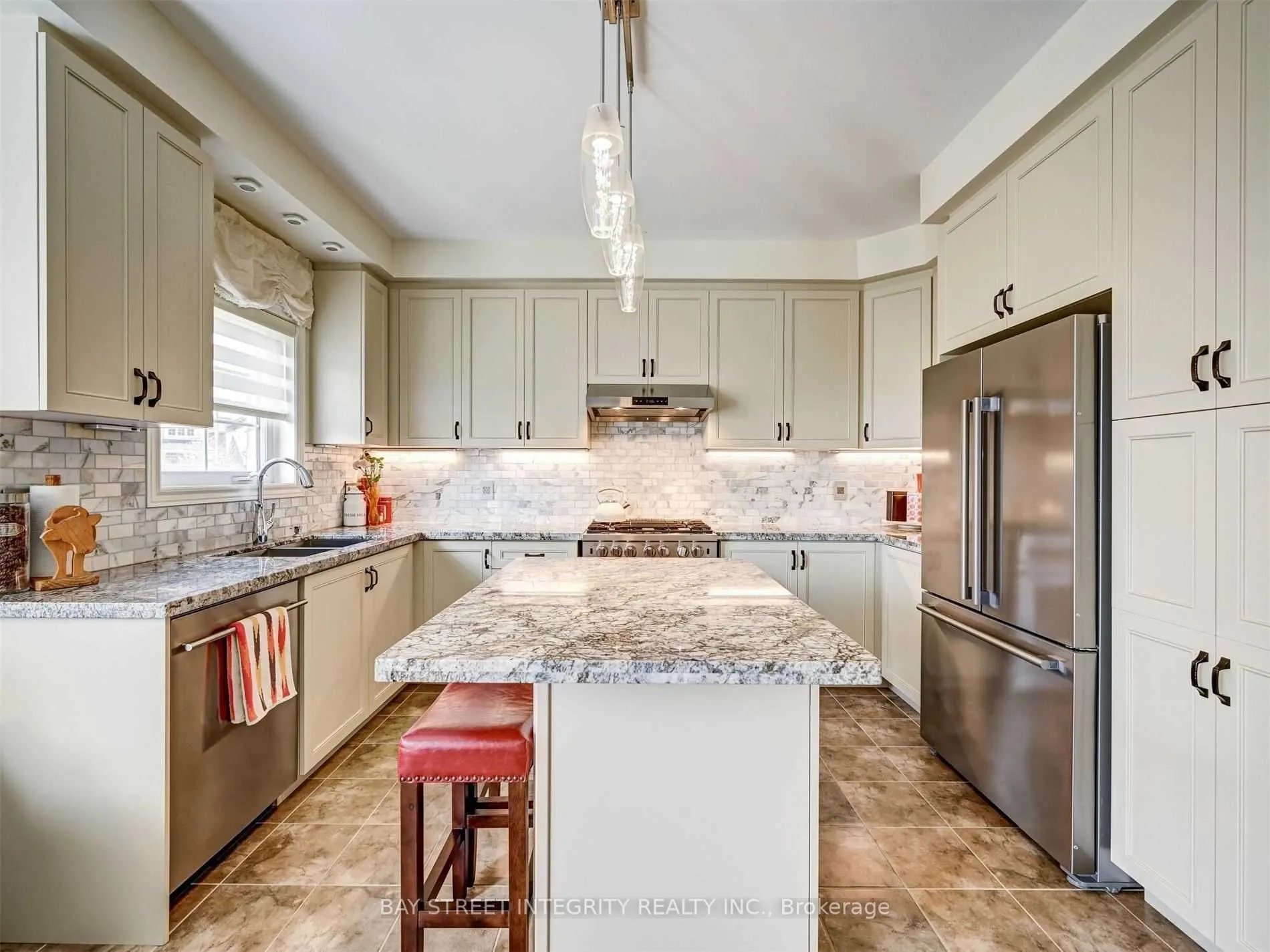 537 Stream Crescent