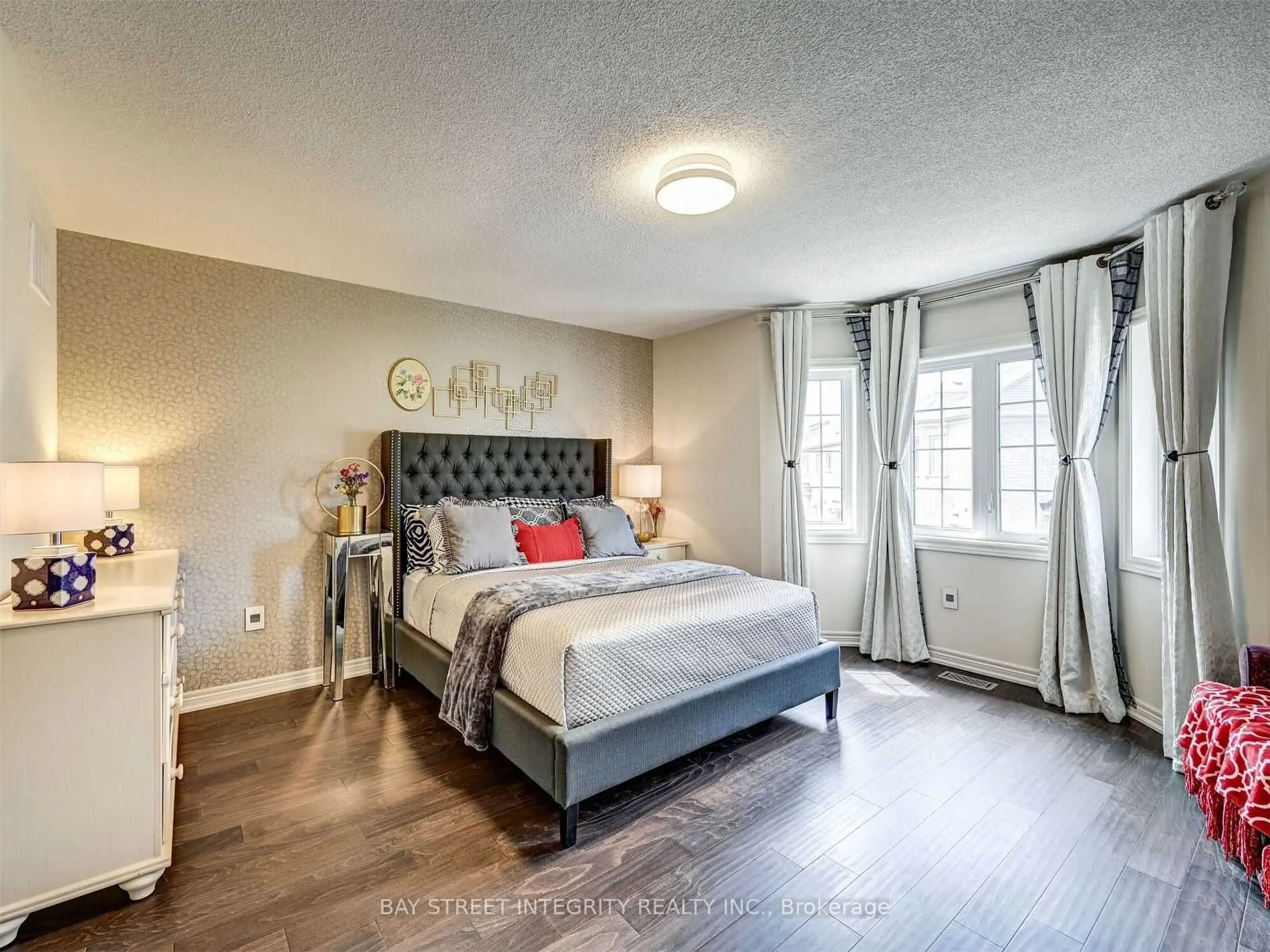 537 Stream Crescent