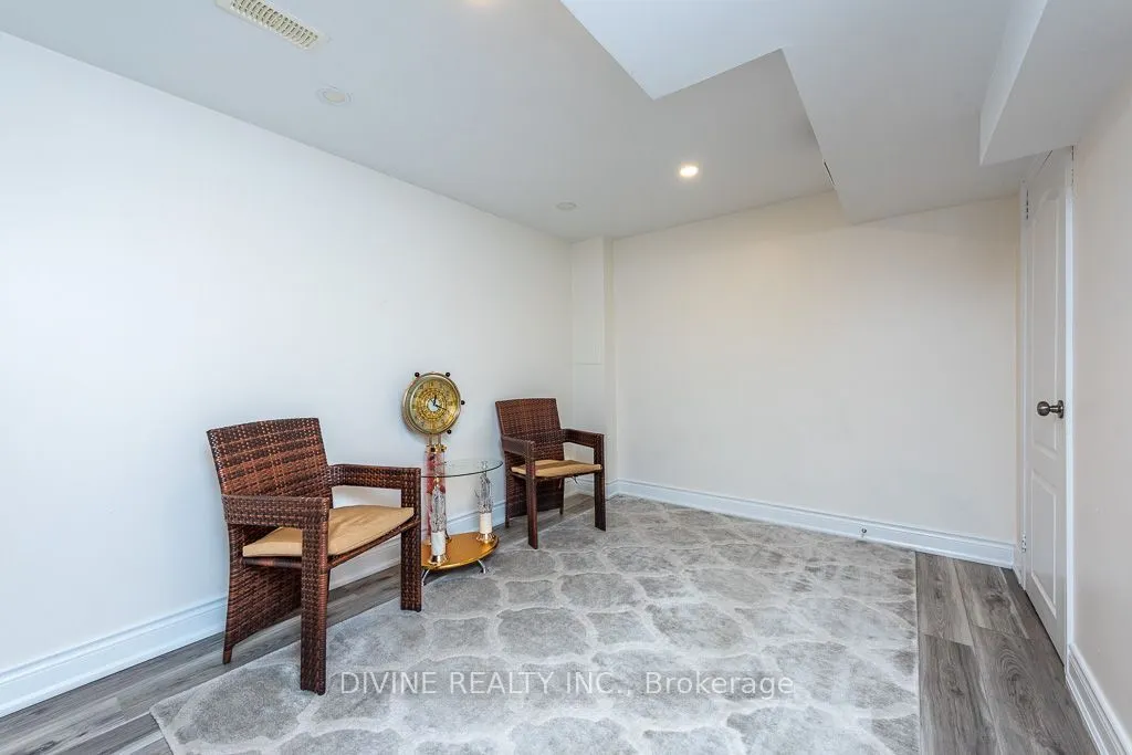 4911 Maxine Place