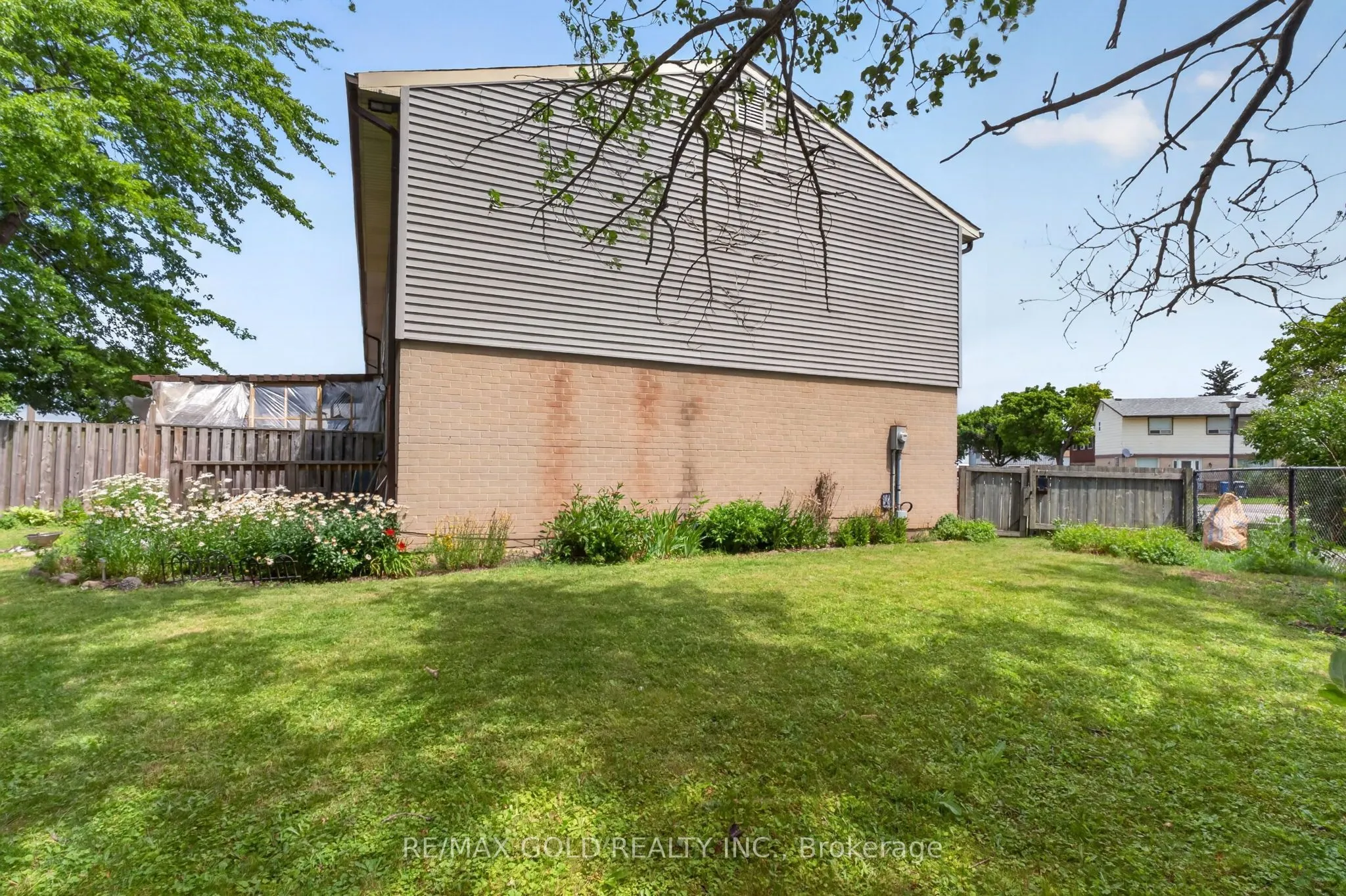 13 Gold Pine Court