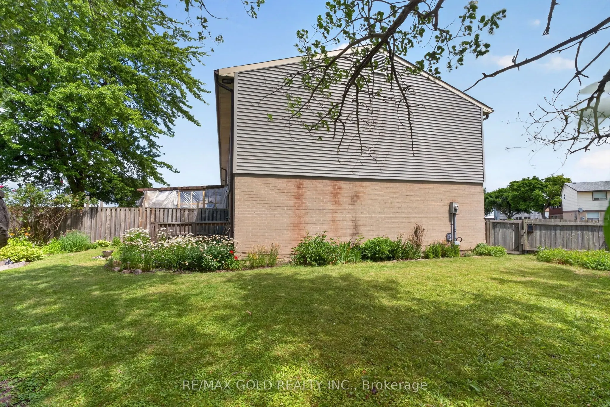 13 Gold Pine Court