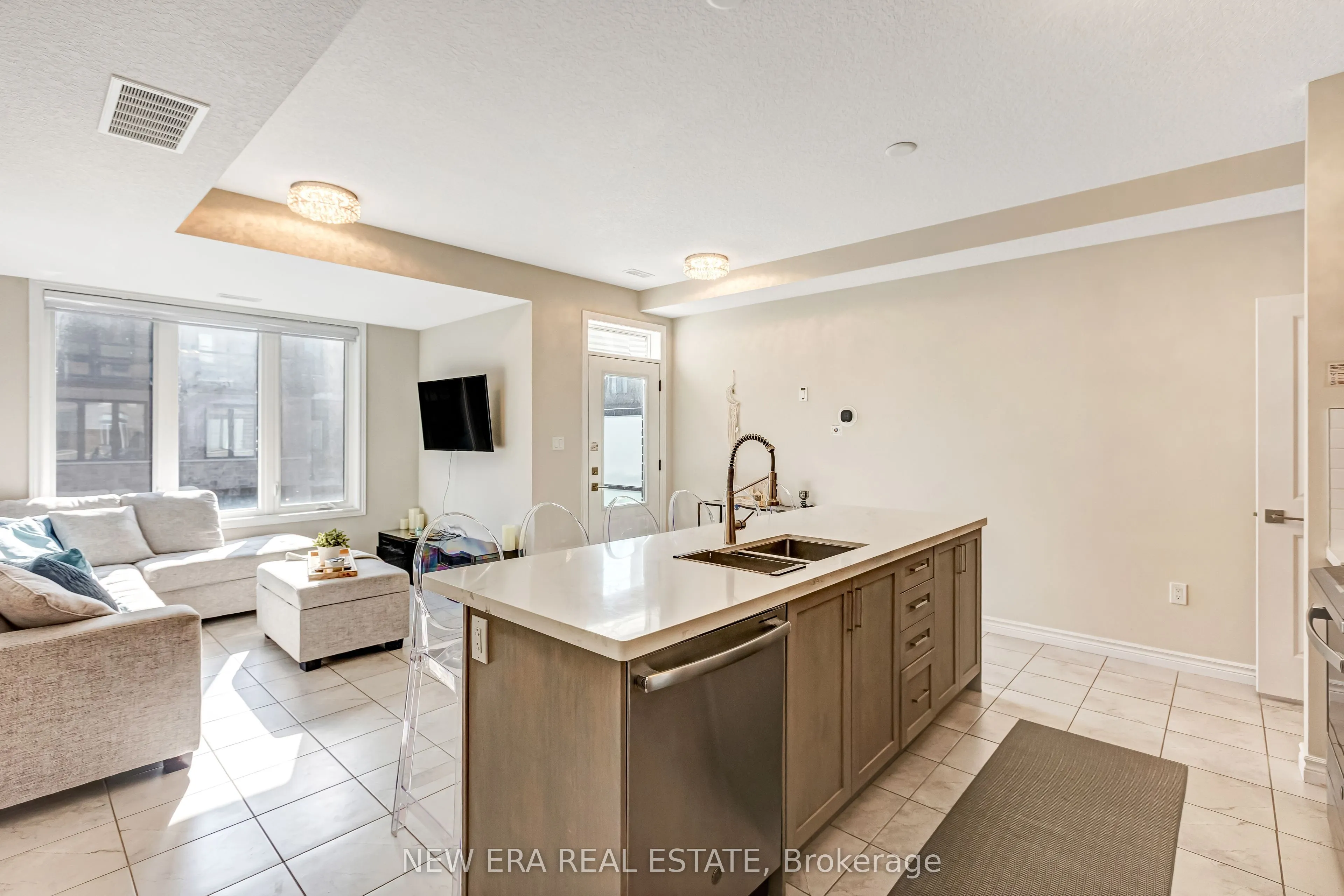 445 Ontario Street S #94