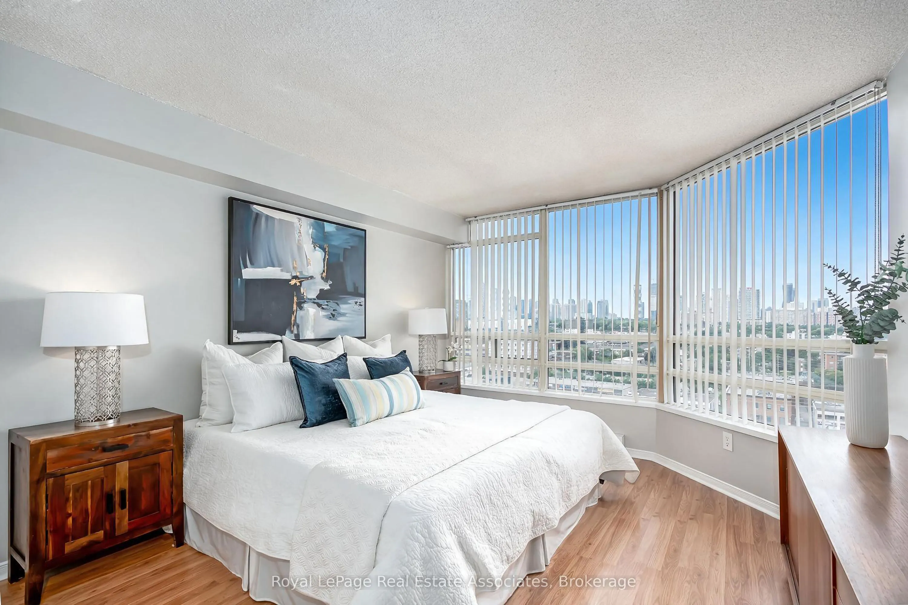 75 King Street E #1611
