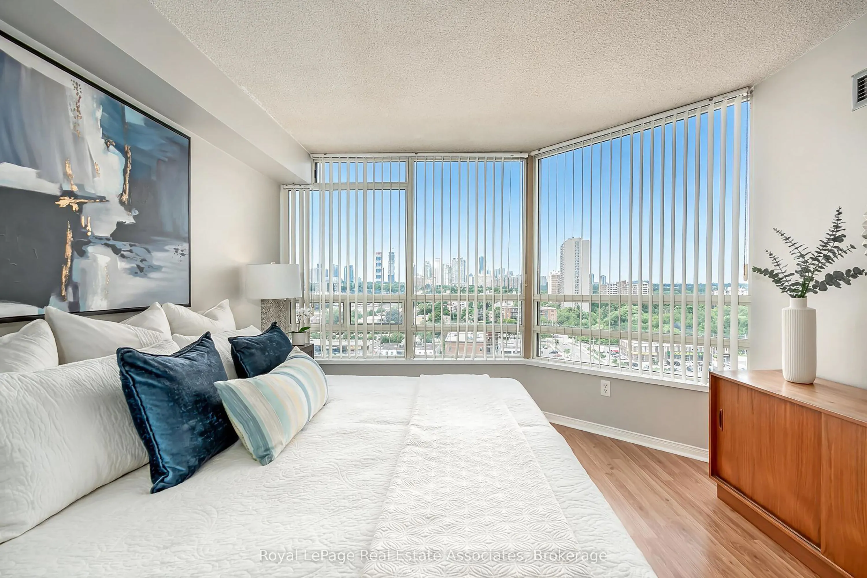 75 King Street E #1611