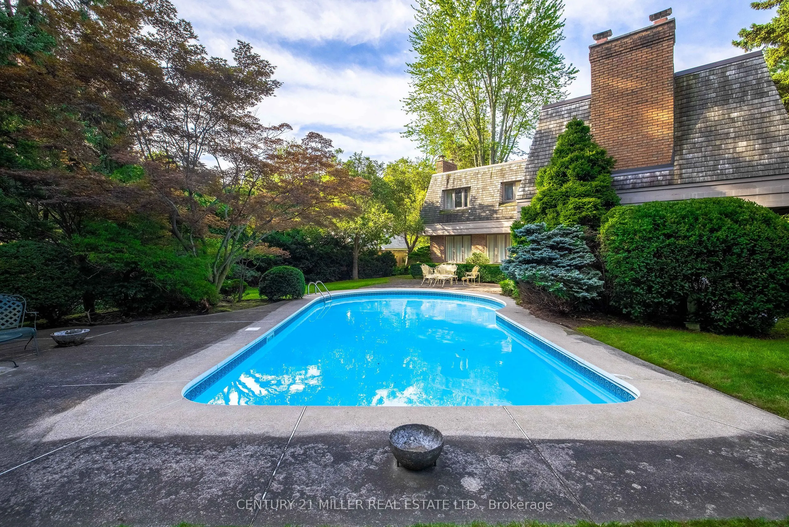16 Colonial Crescent