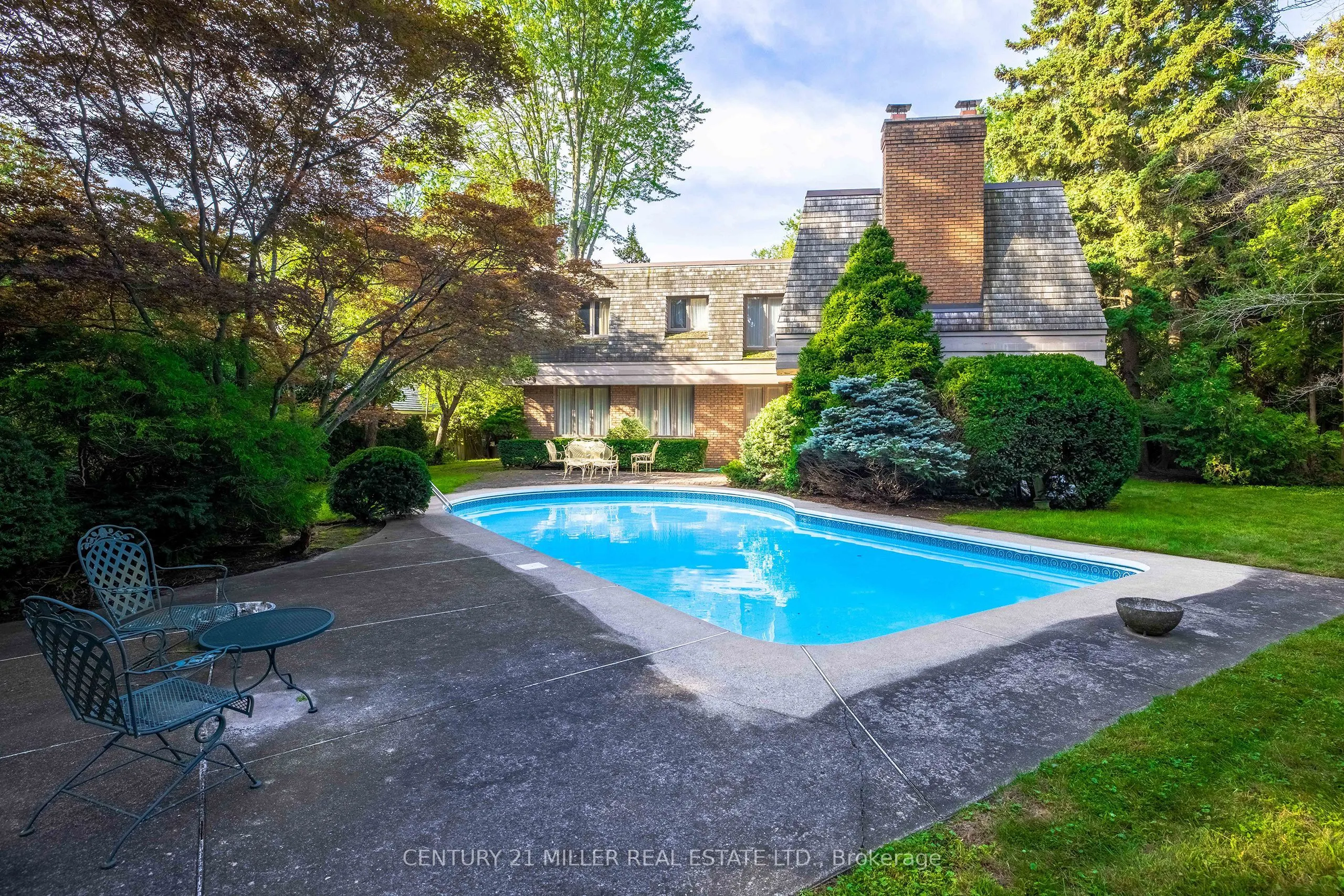 16 Colonial Crescent