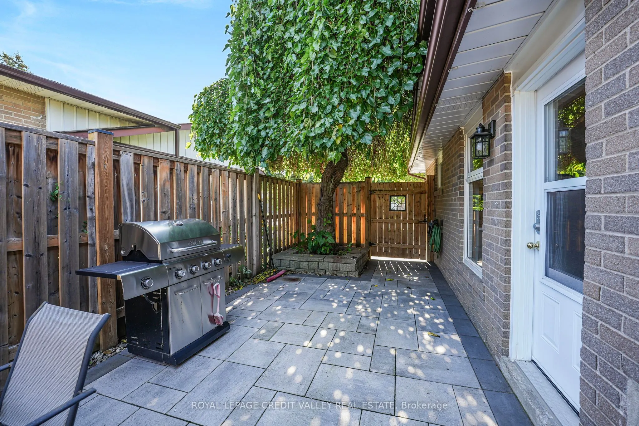 16 Lockton Crescent