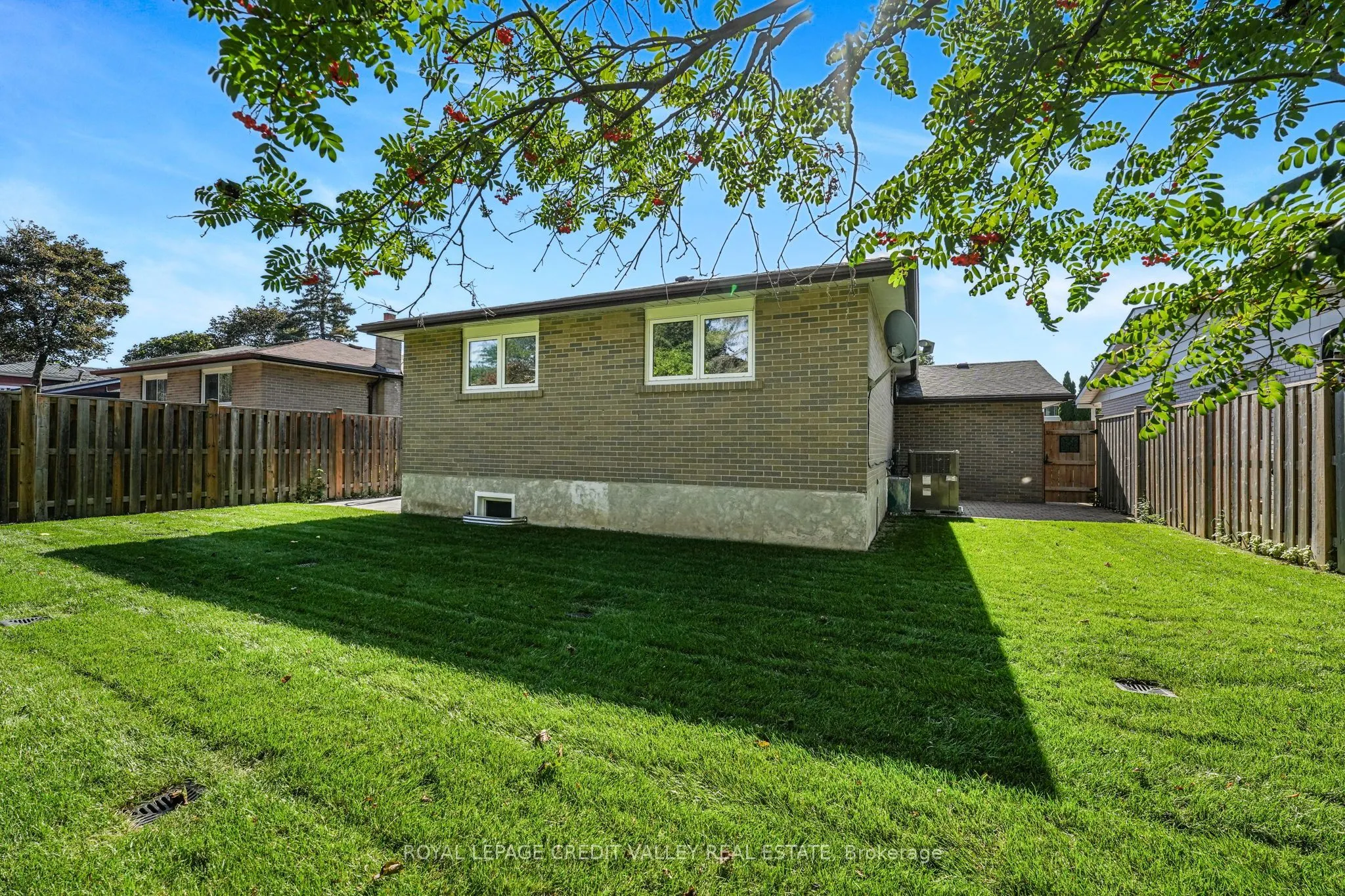 16 Lockton Crescent