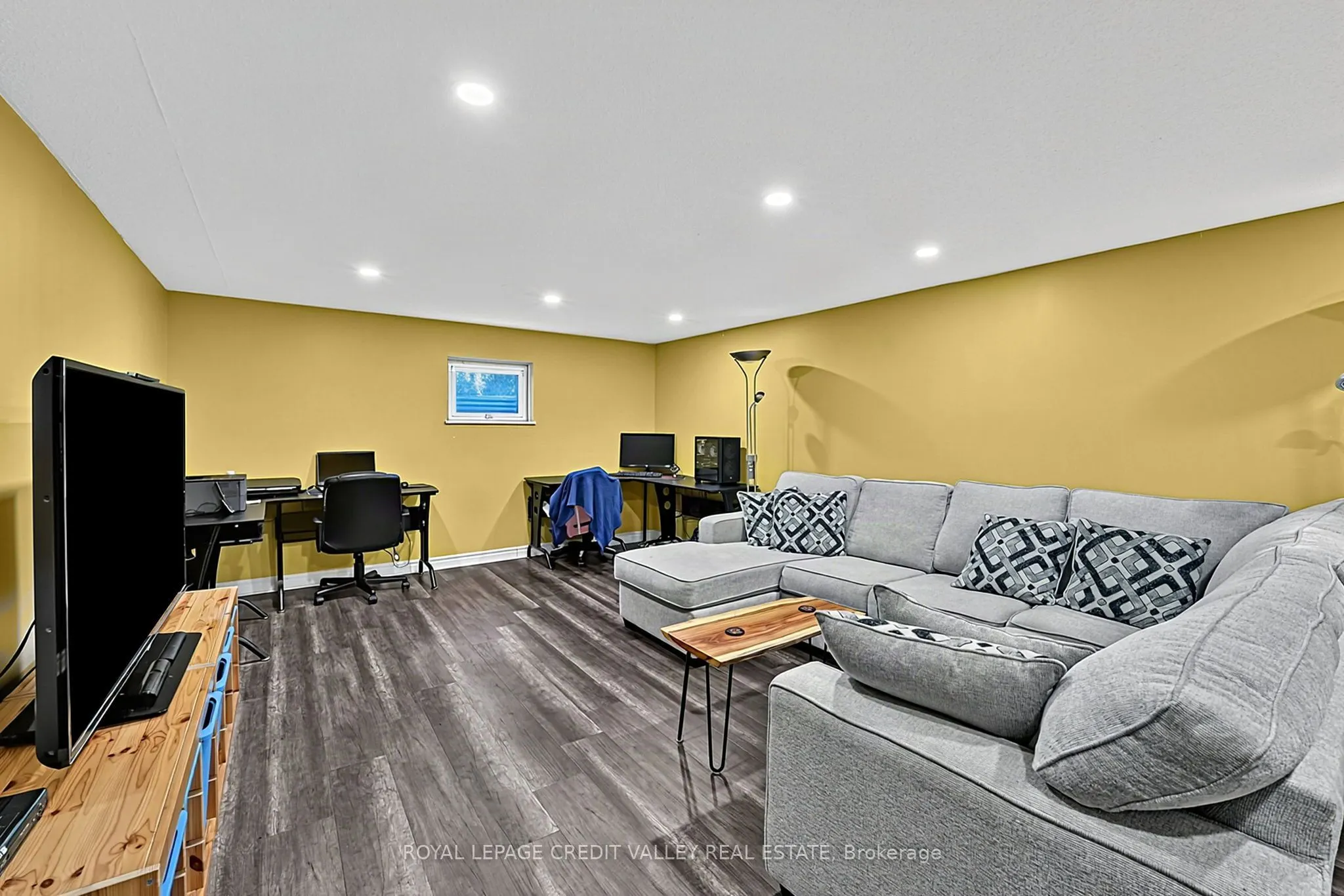 16 Lockton Crescent
