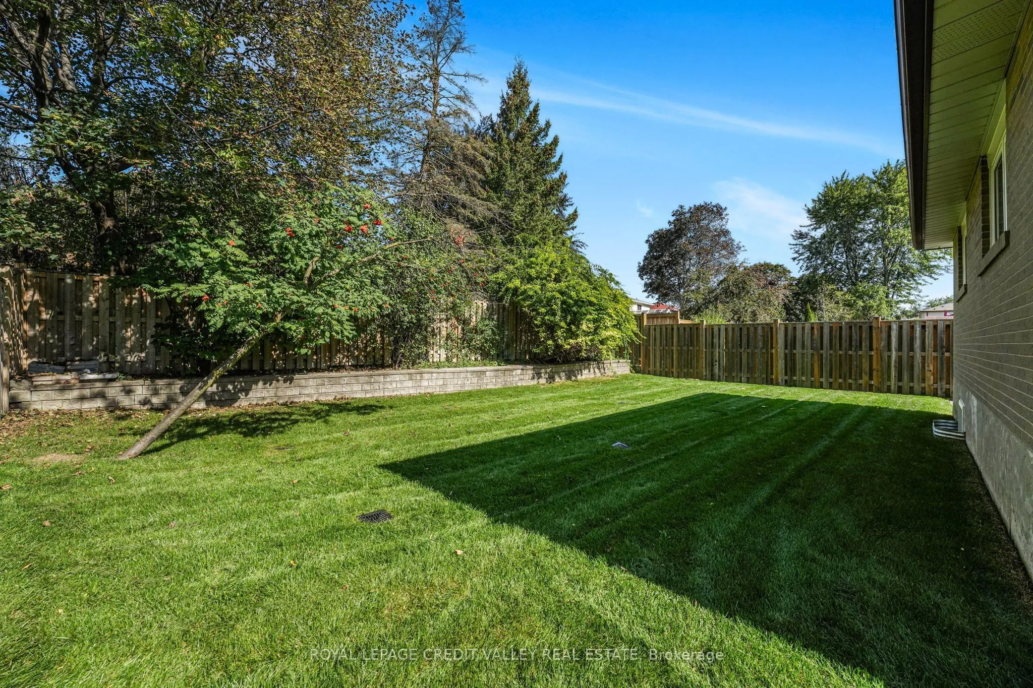 16 Lockton Crescent