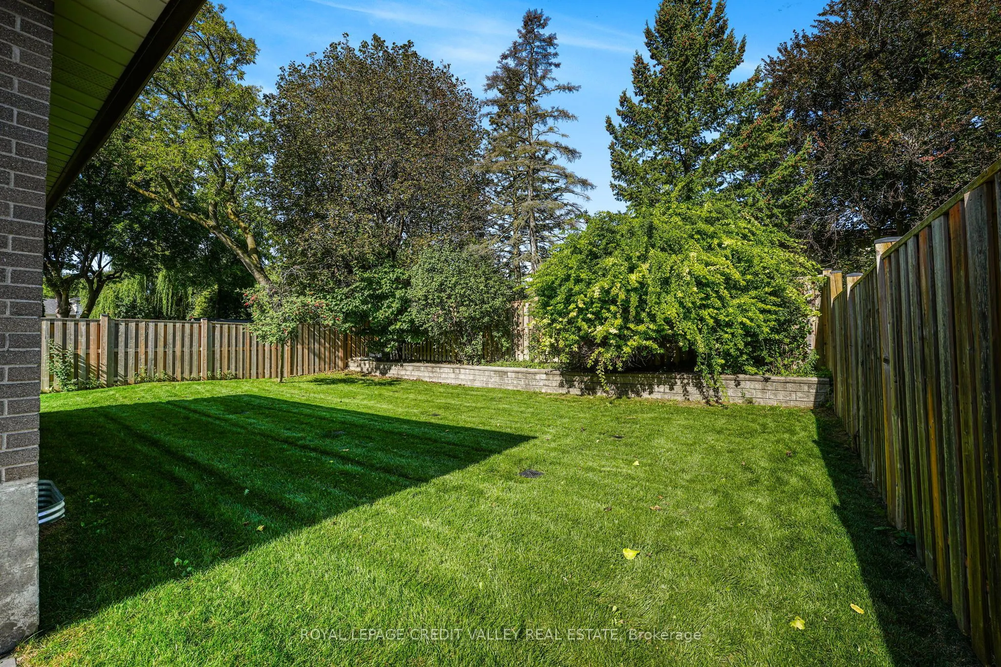 16 Lockton Crescent