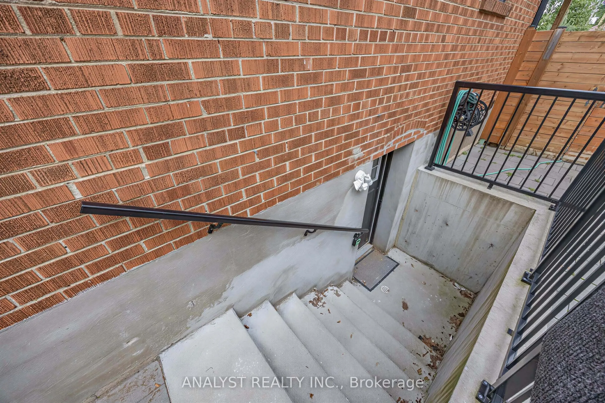 39 Chartwell Road #Lower Level