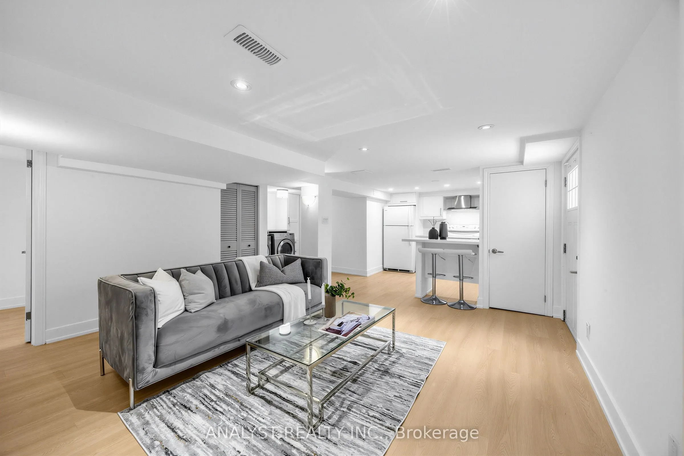 39 Chartwell Road #Lower Level