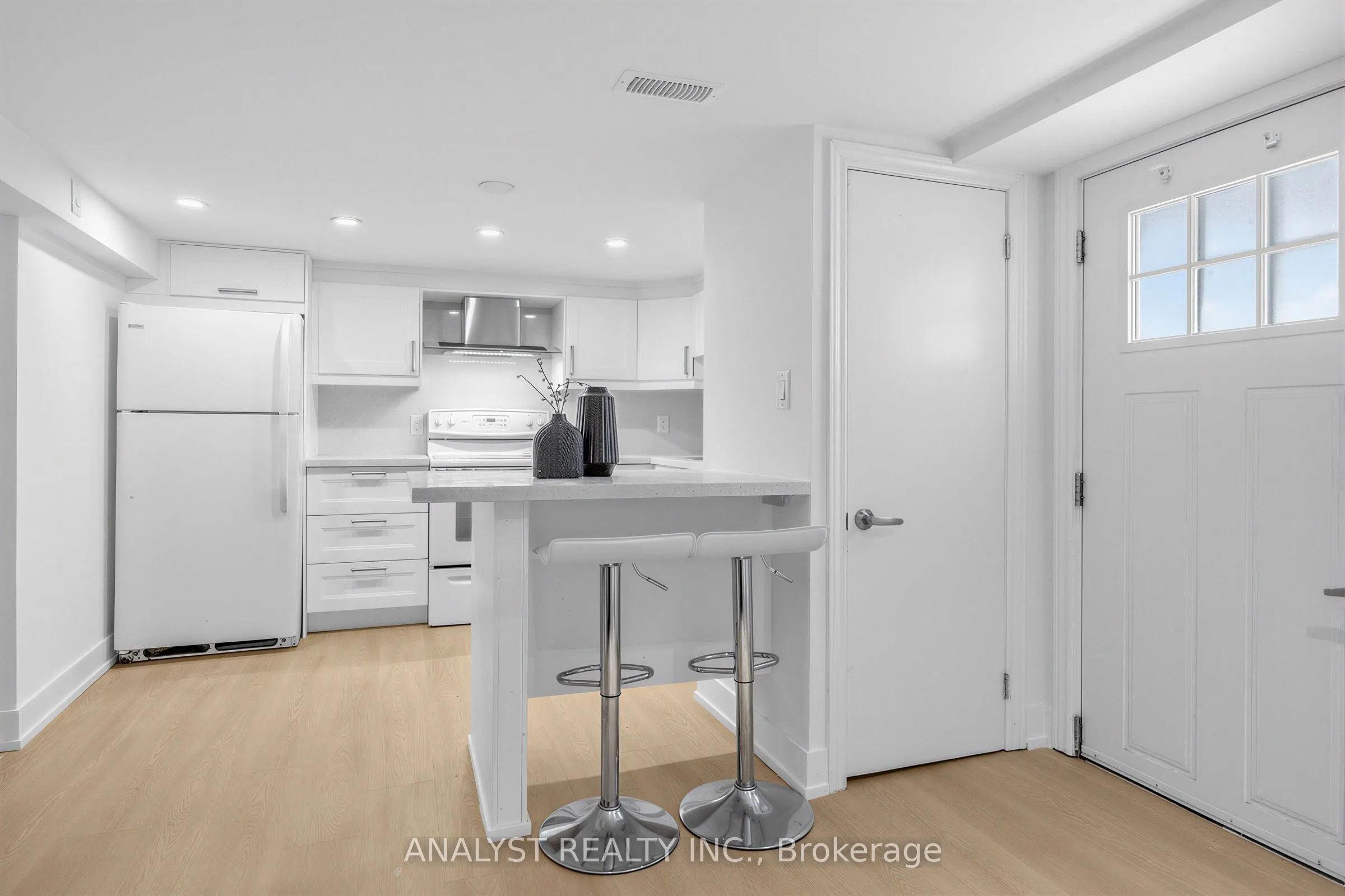 39 Chartwell Road #Lower Level