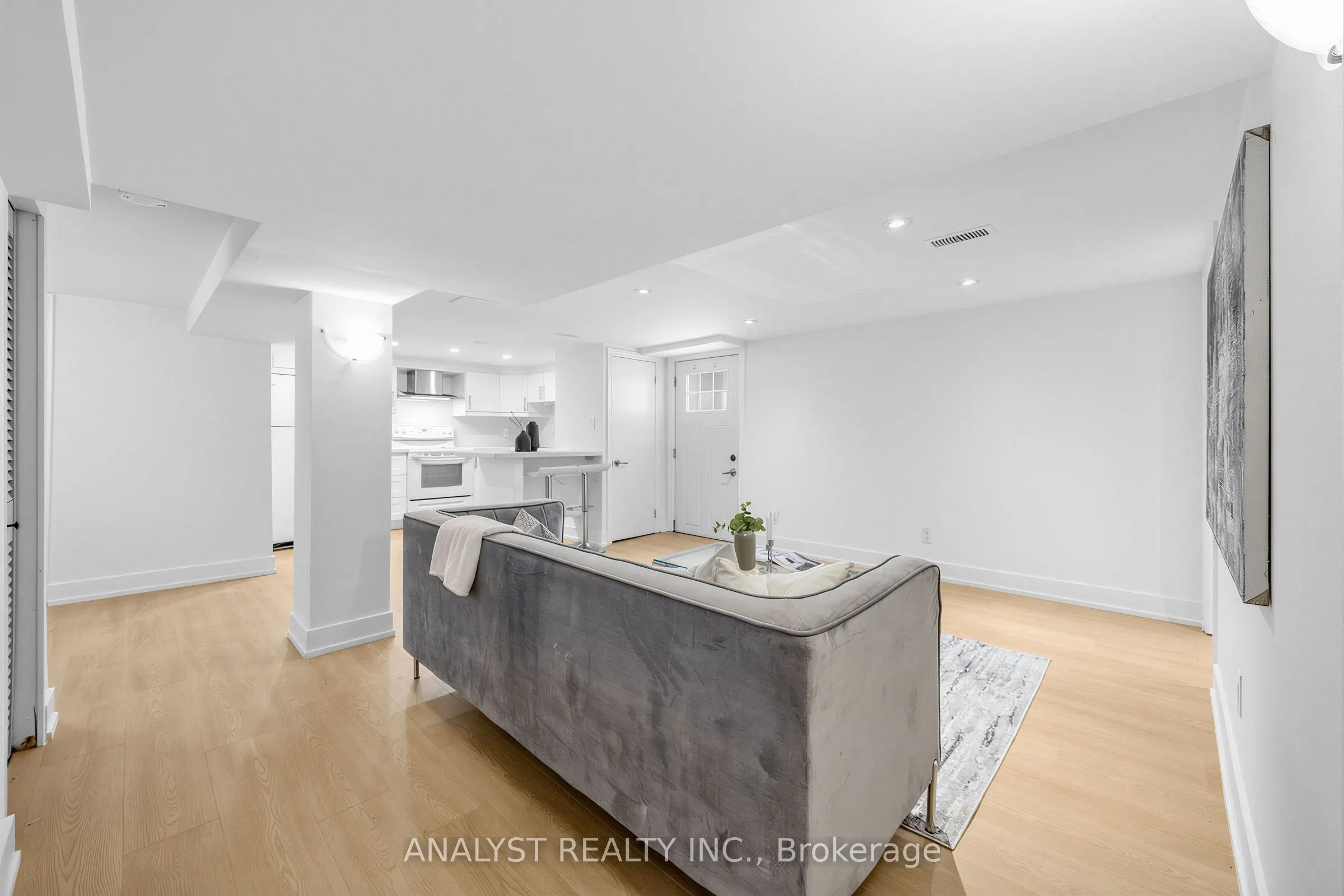 39 Chartwell Road #Lower Level