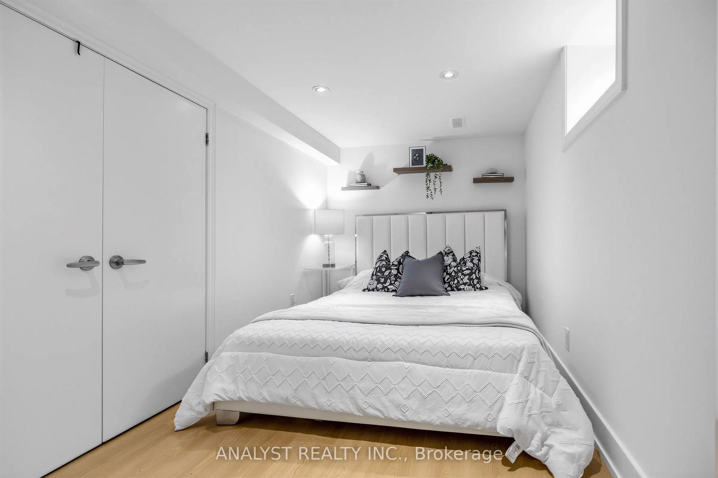 39 Chartwell Road #Lower Level