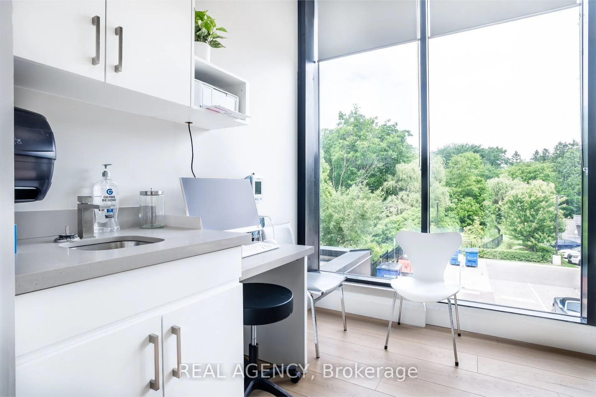 1601 Lakeshore Road W