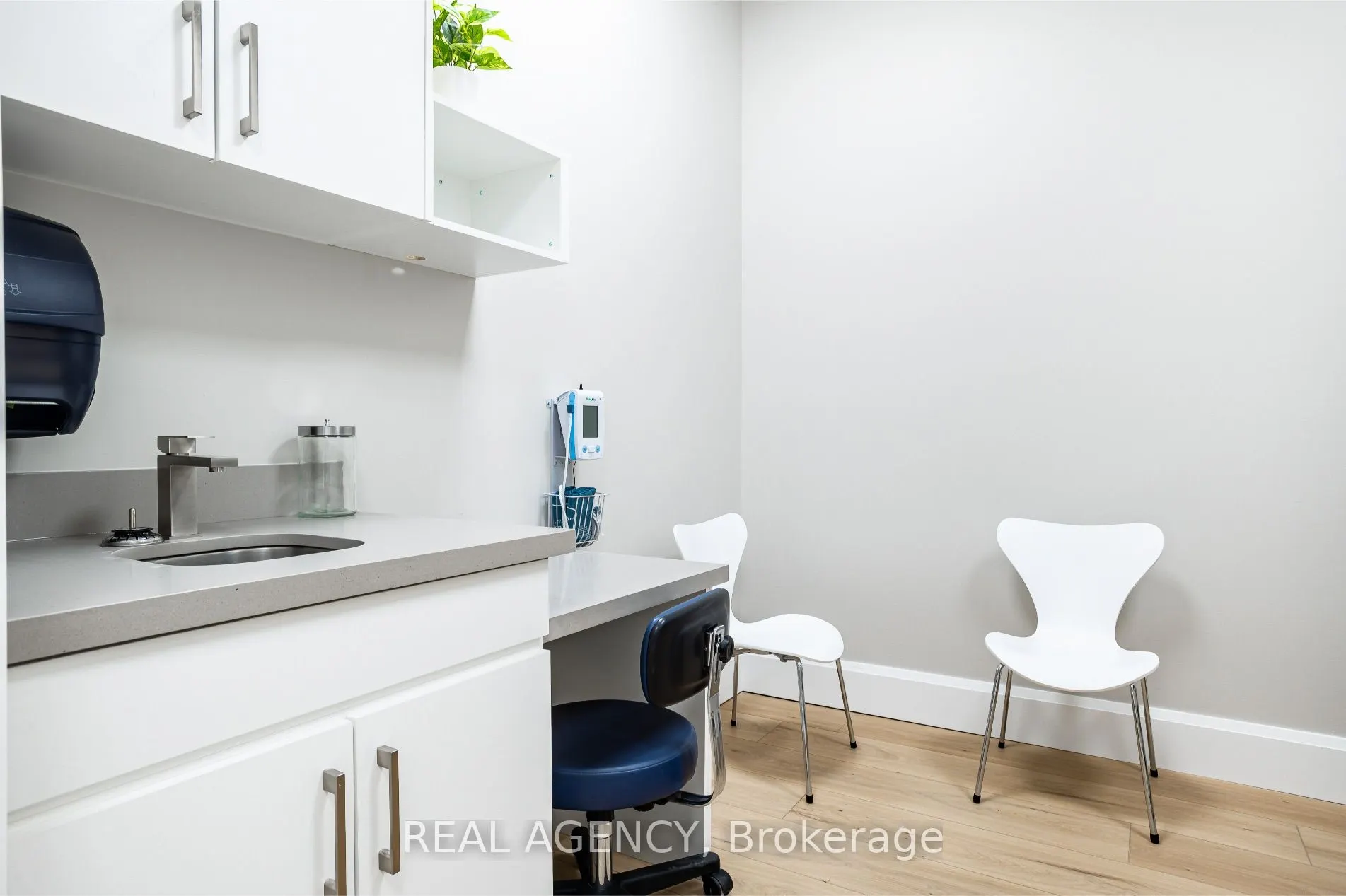 1601 Lakeshore Road W