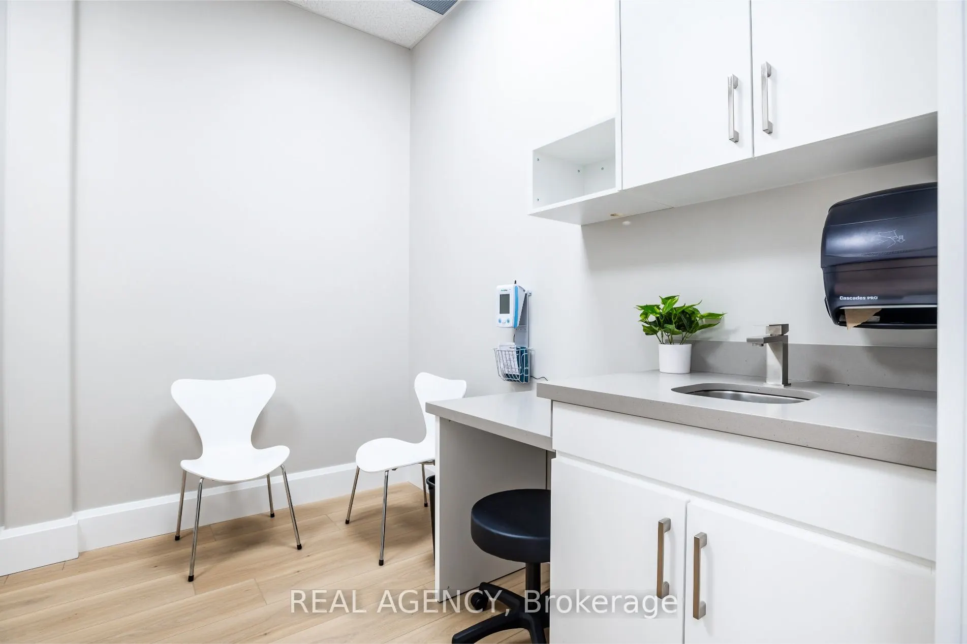 1601 Lakeshore Road W